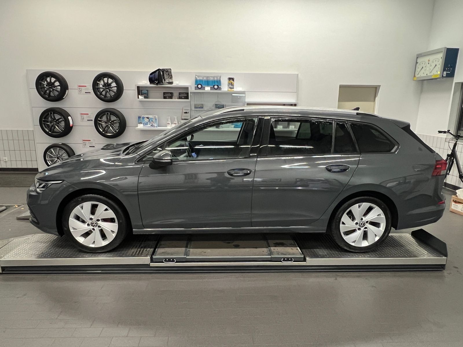 Fahrzeugabbildung Volkswagen Golf VIII Variant ACTIVE 1.5 eTSI DSG *AHK, LED,