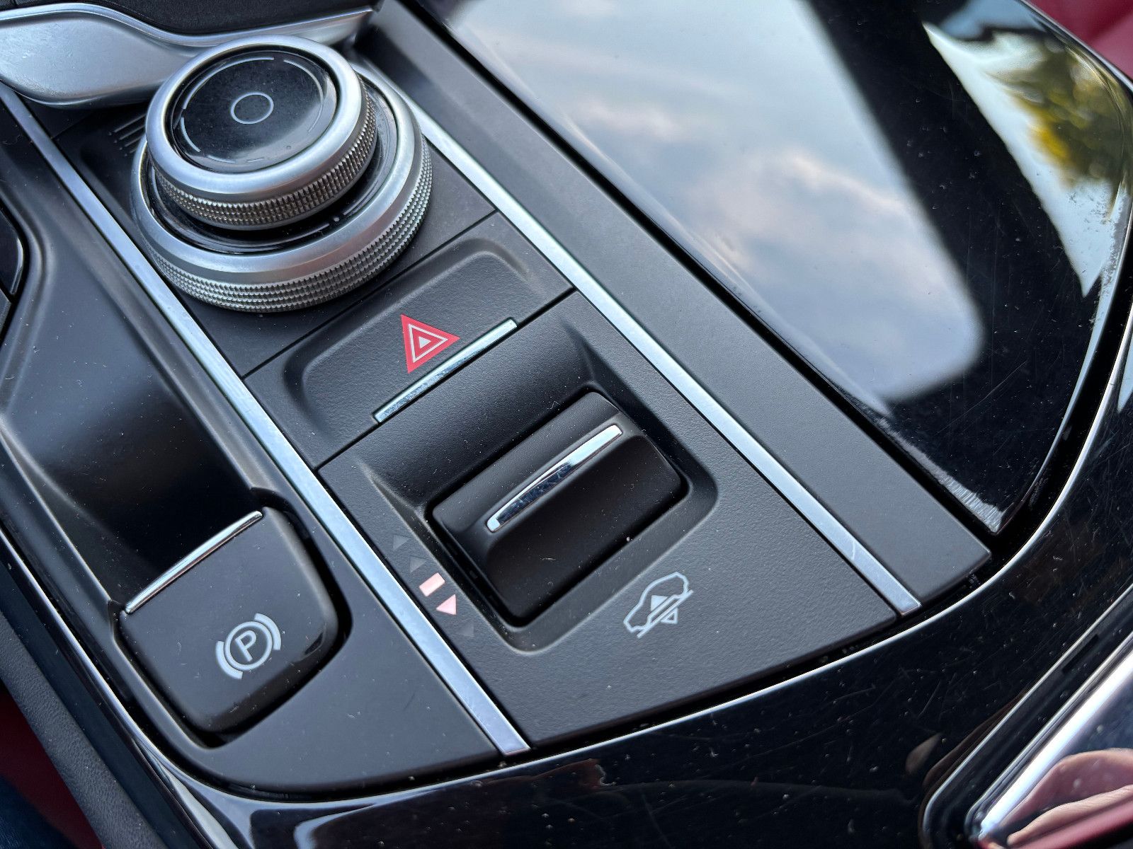 Fahrzeugabbildung Maserati Levante/EXCLUSIVE/RED/360'KAM/PANO/HARMAN-KARDON