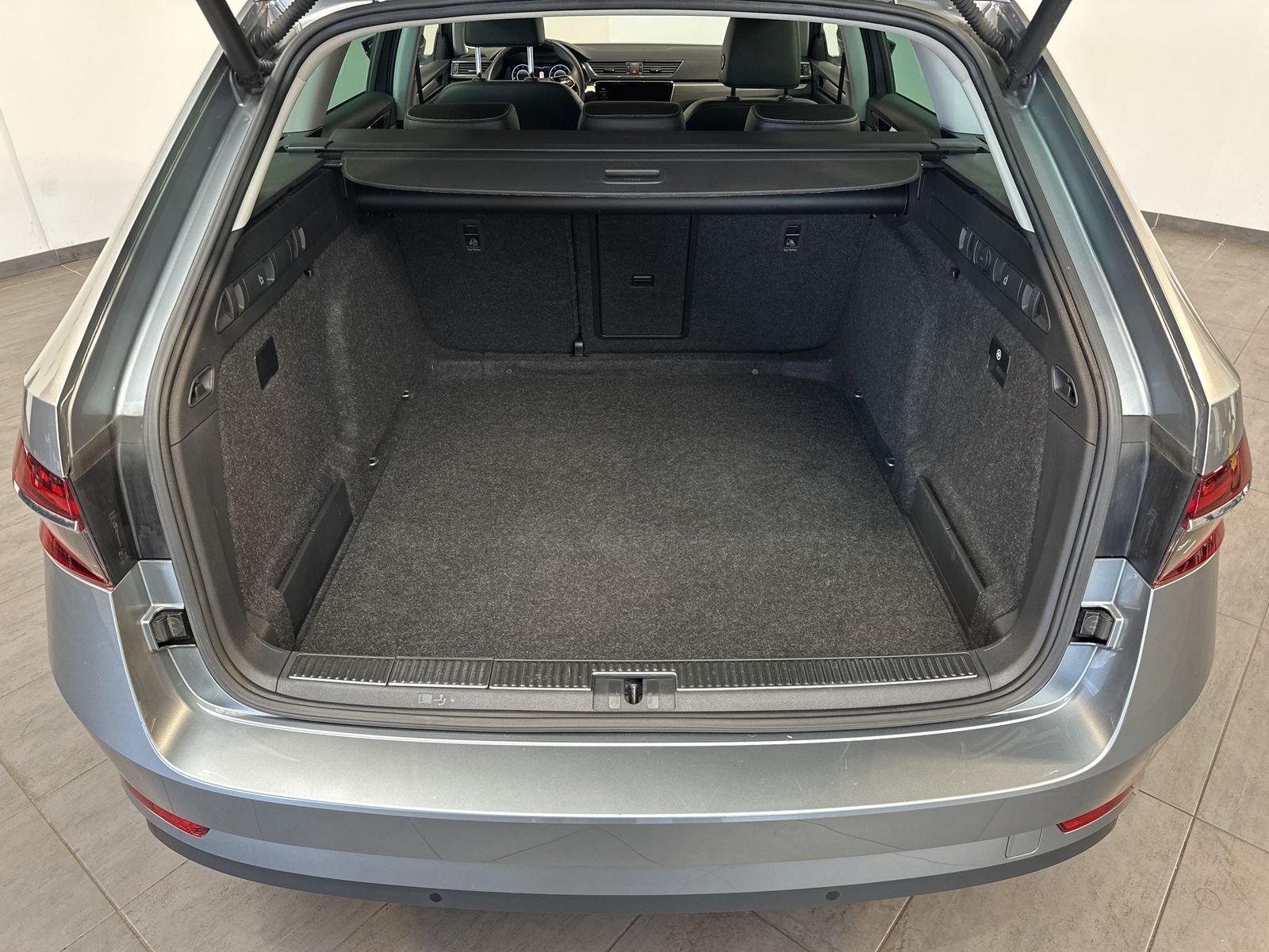 Fahrzeugabbildung SKODA Superb Combi 2.0 TDI DSG 4x4 Style NAV+LED+360°