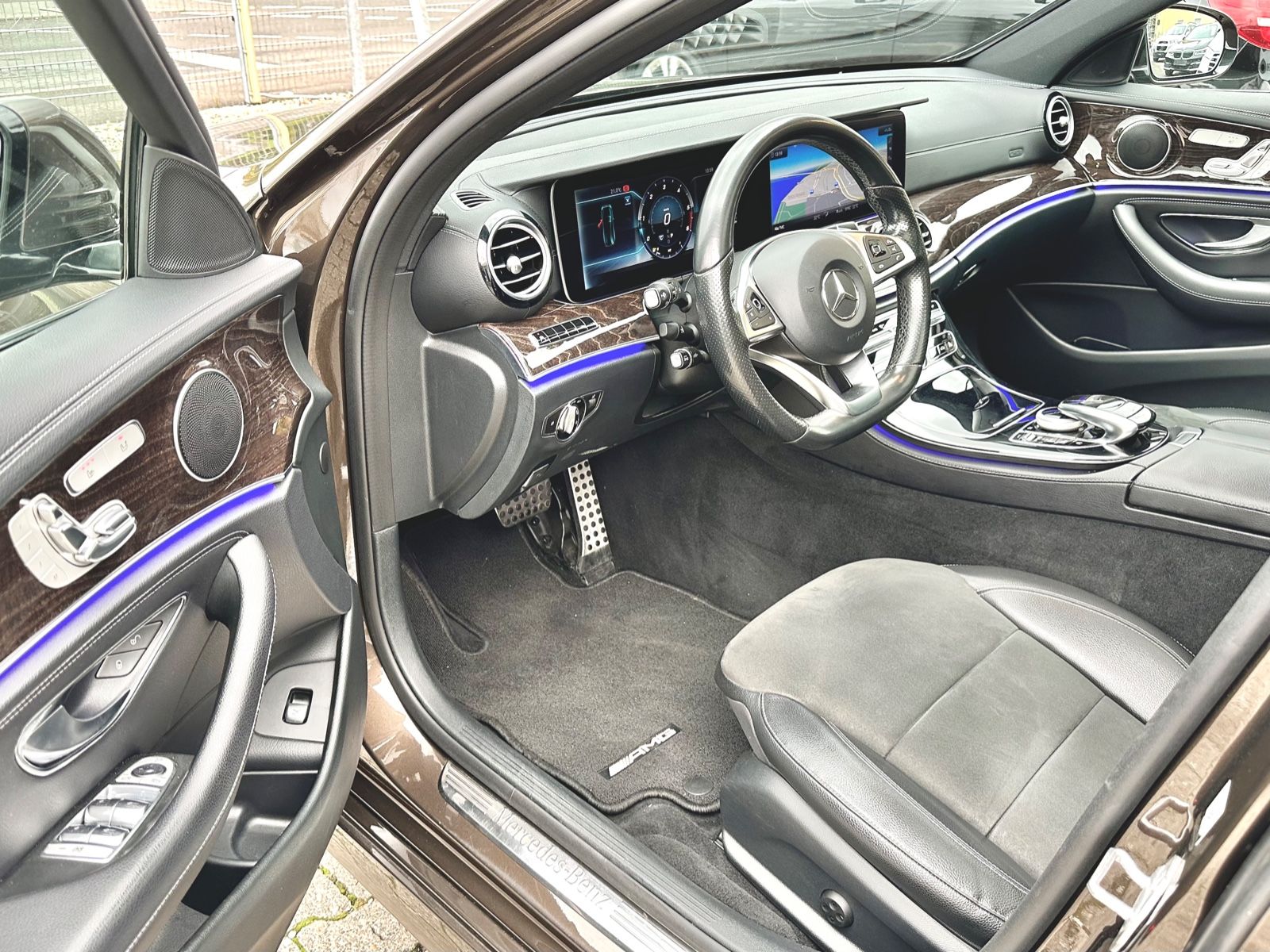 Fahrzeugabbildung Mercedes-Benz E 350 d T AMG LINE 4MATIC*PANO+M.2018*