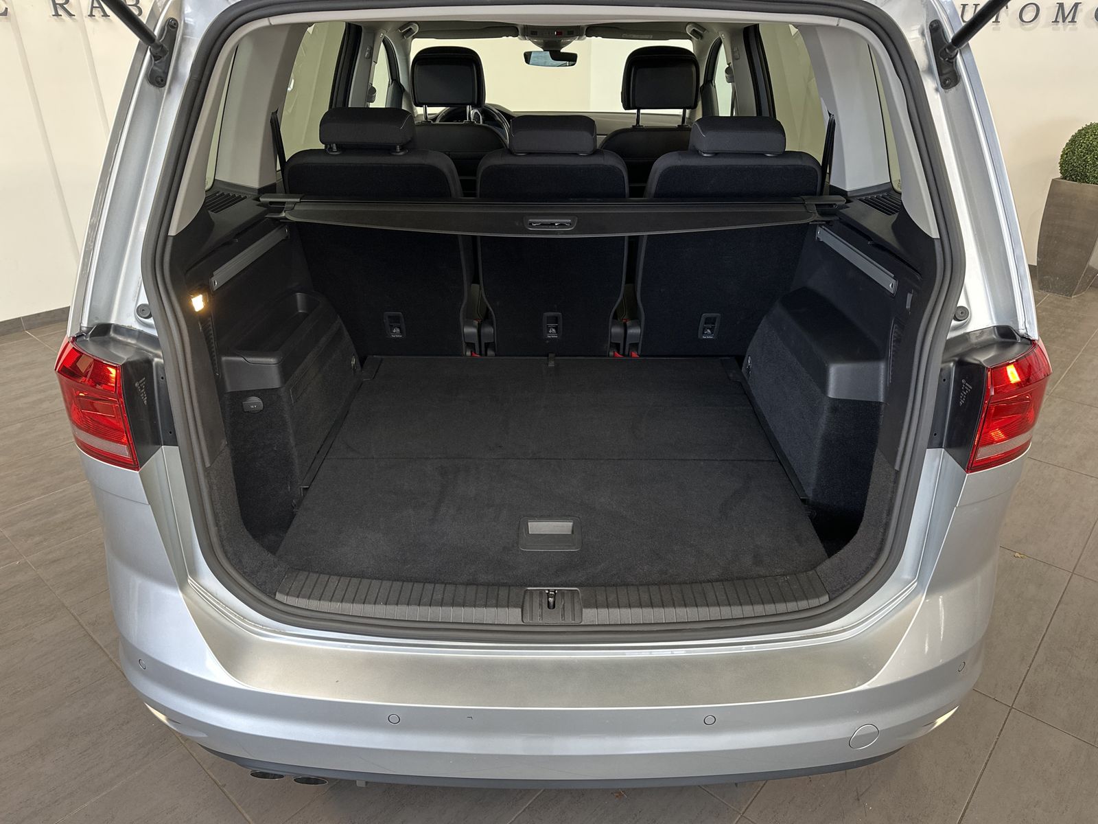 Fahrzeugabbildung Volkswagen Touran 2.0 TDI DSG Active NAV+IQ-LIGHT+KAM+16ZO