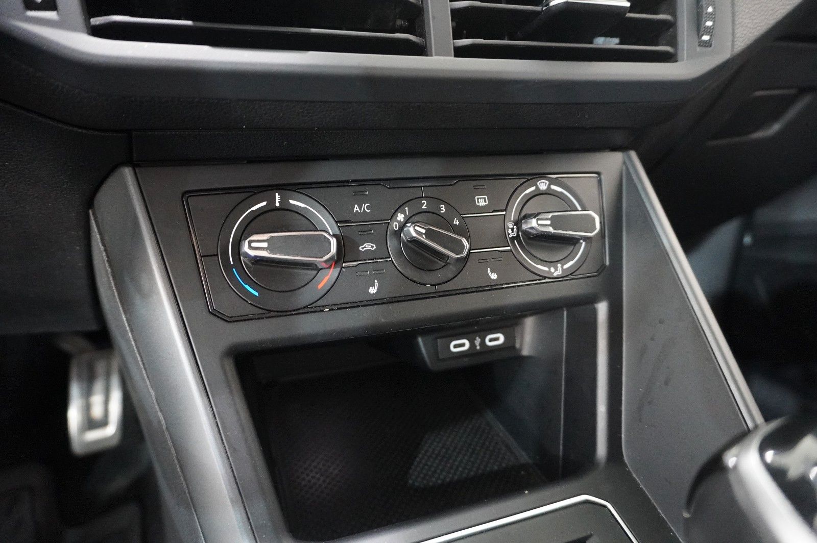 Fahrzeugabbildung Volkswagen Taigo 1.0 TSI R-LINE NAVI/LED/KAMERA/SPORT/DAB+