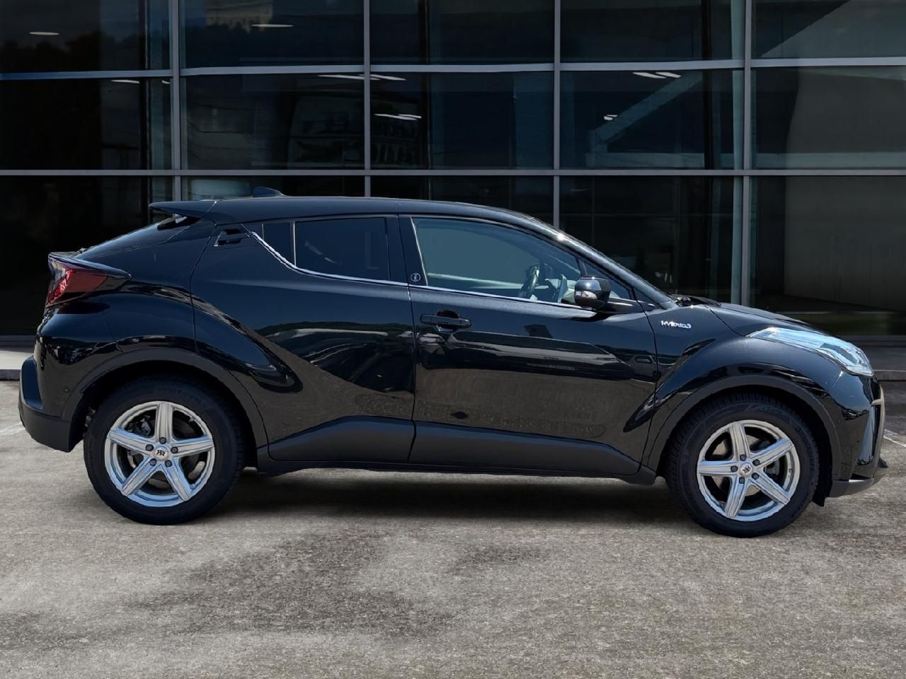 Fahrzeugabbildung Toyota C-HR Hybrid Team D