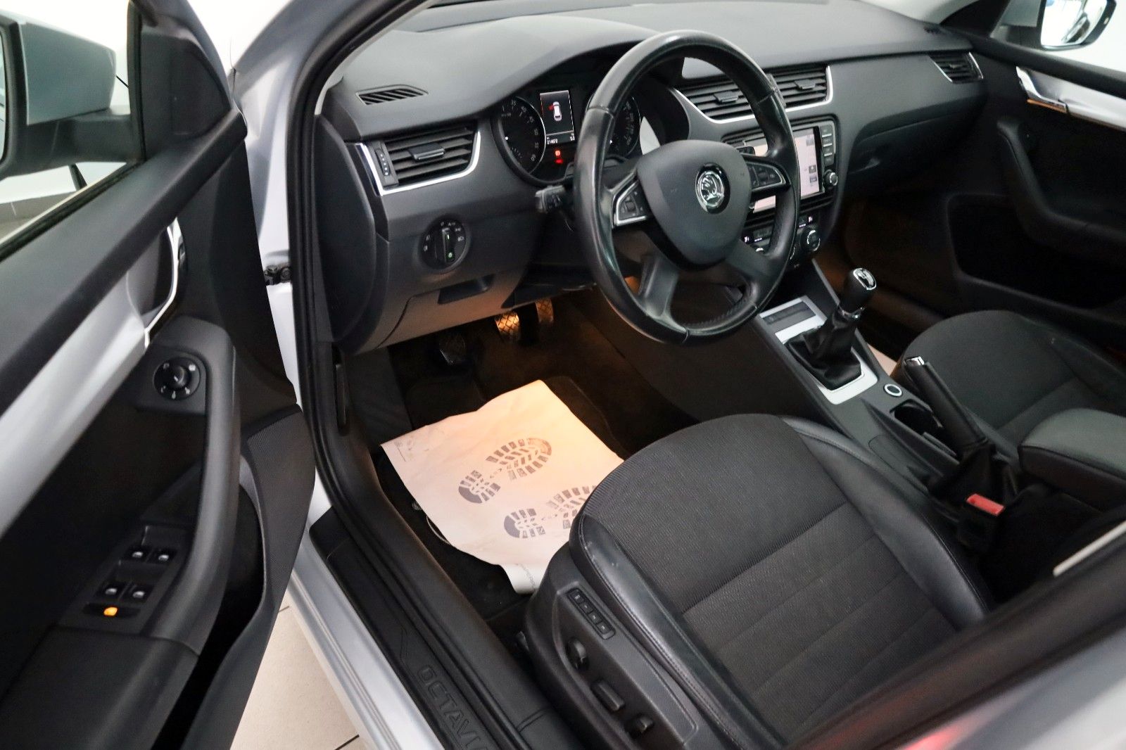 Fahrzeugabbildung SKODA Octavia Combi Elegance,T.Leder,Navi,Xenon,Alu+WR