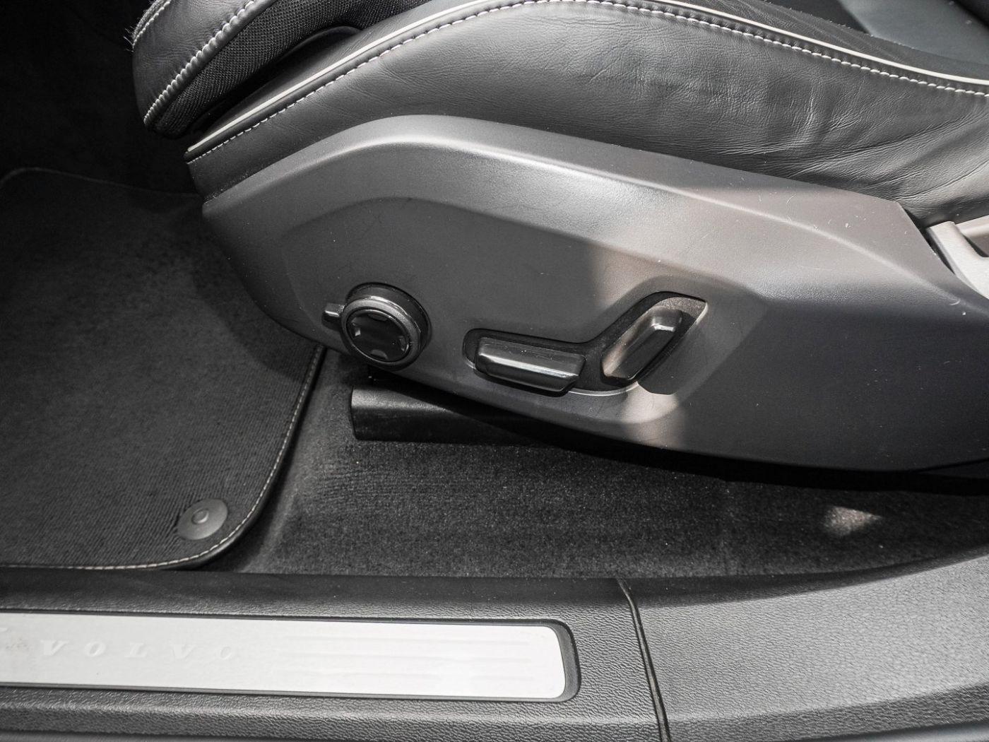 Volvo XC60 B4 B R-Design STANDHZG PANO AHK 360° H&K LE