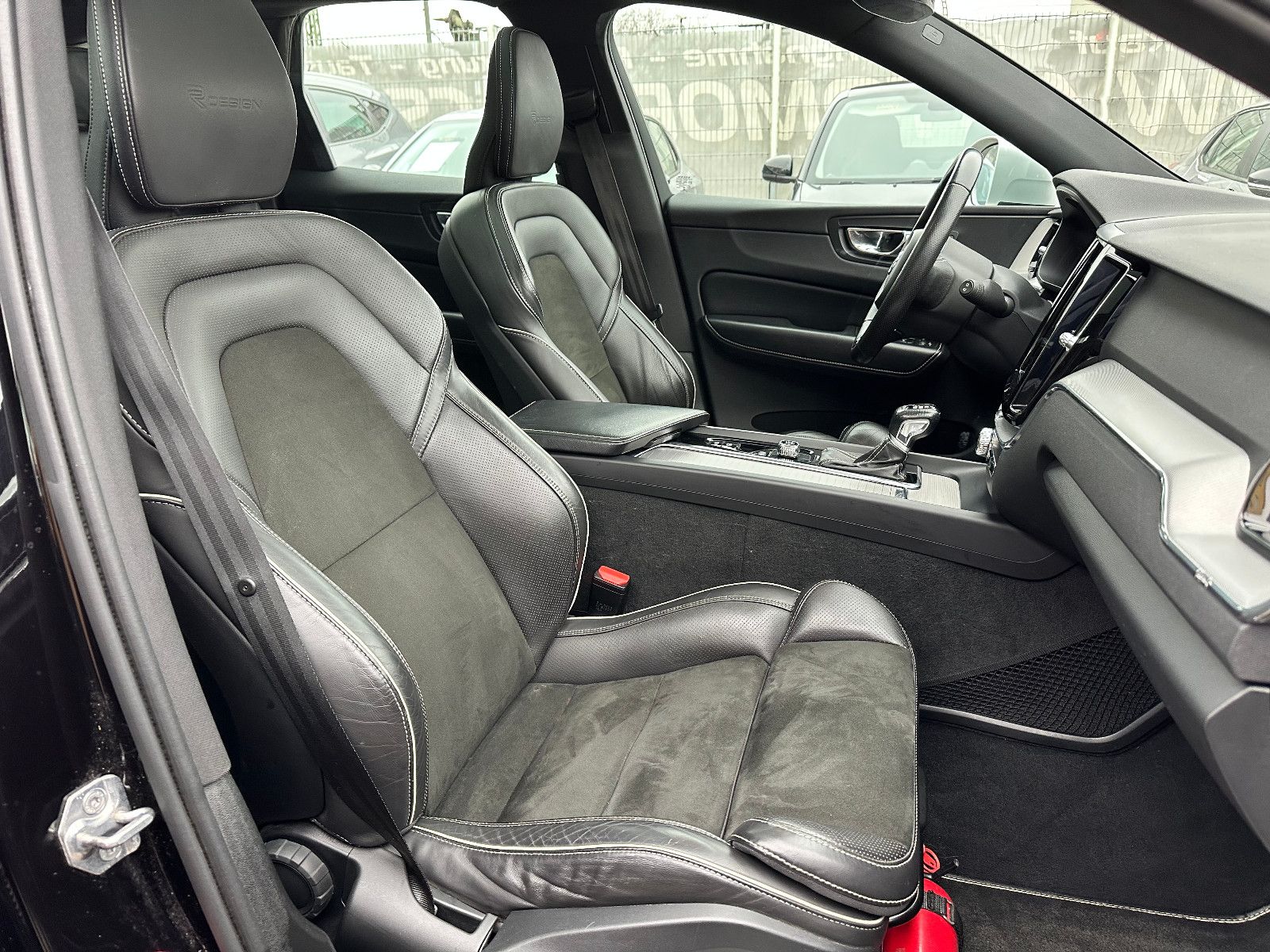 Fahrzeugabbildung Volvo XC60 T5 R DESIGN AWD*PANO+AHK+LED*