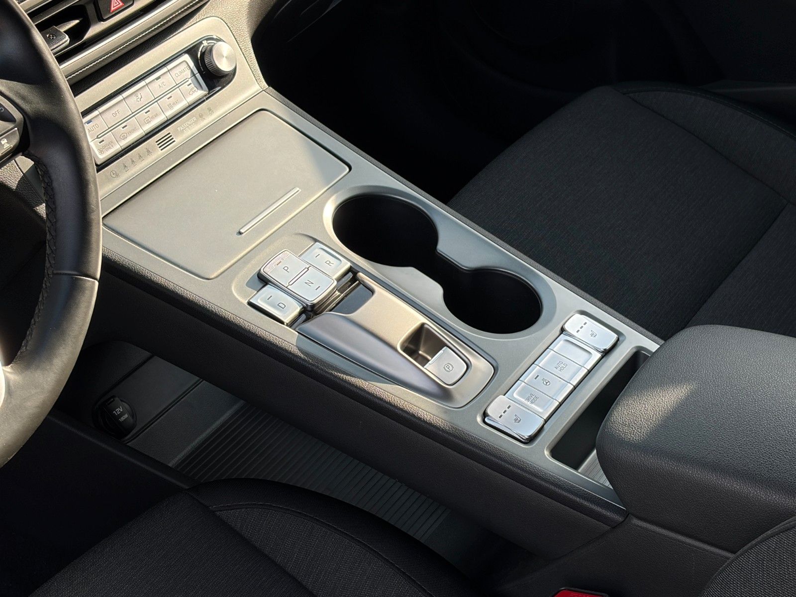 Fahrzeugabbildung Hyundai KONA E Select SHZ LHZ LKA LFA ACC Navi CarPlay