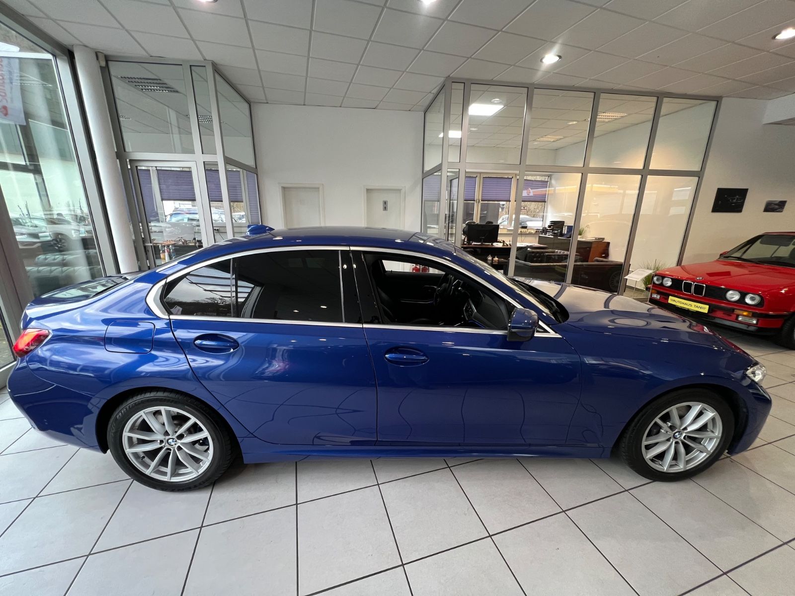 Fahrzeugabbildung BMW 330 i M Sport * Head-Up *Ambiente* LEDER *