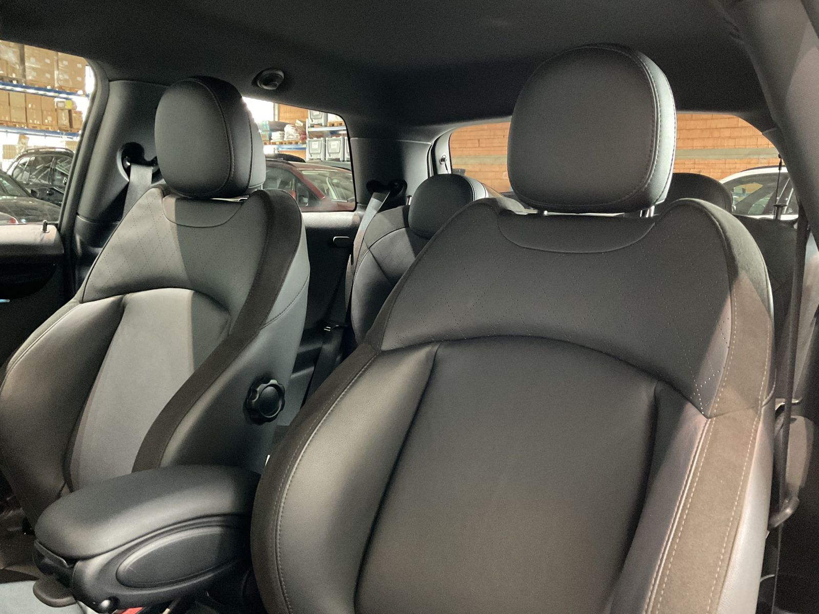 Fahrzeugabbildung MINI Cooper JCW Trim Autom. LED Navi Tempomat Klimaau