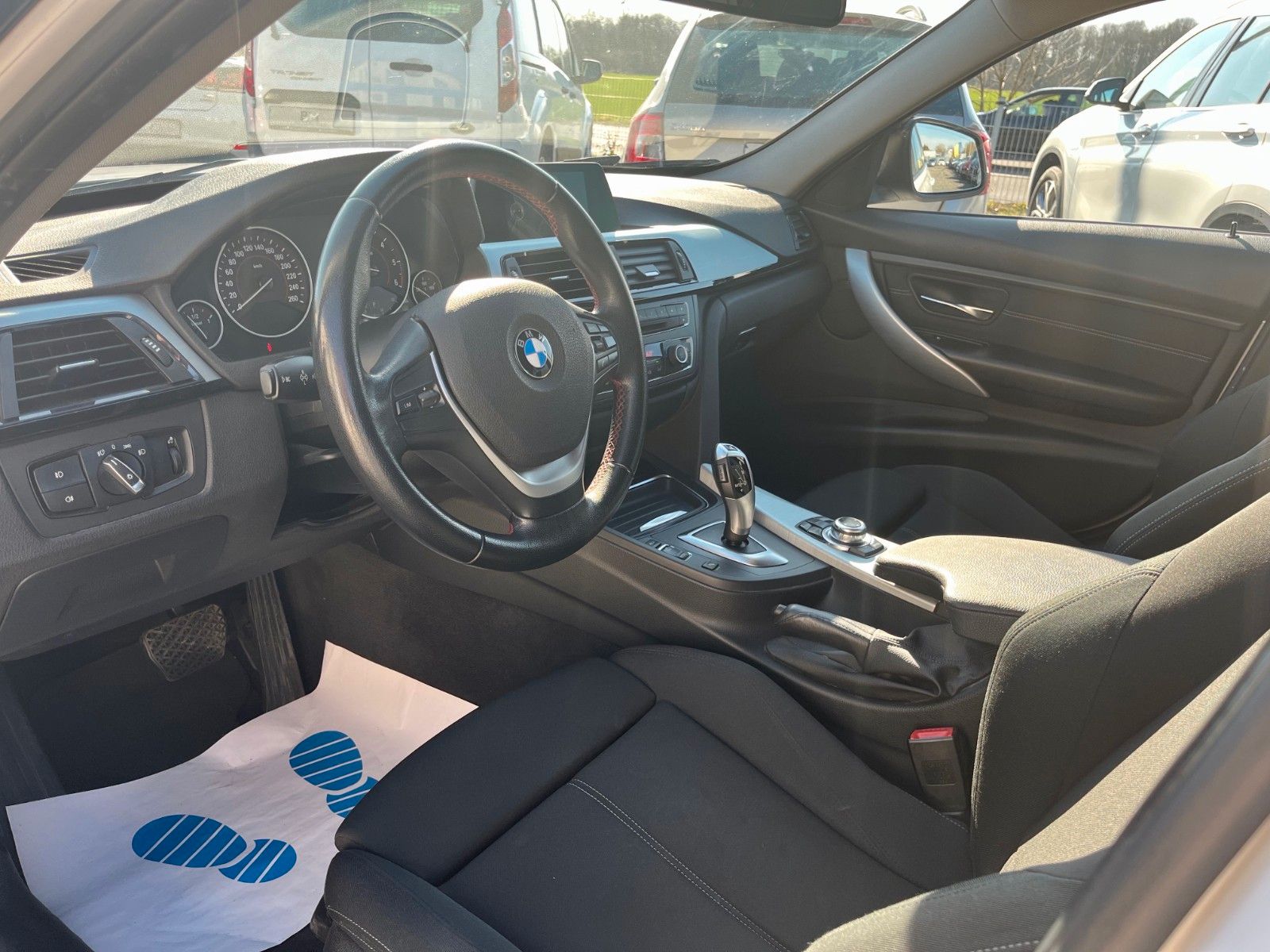 Fahrzeugabbildung BMW 320d Limo Aut. SPORT LINE Navi Xenon SPORTSITZE