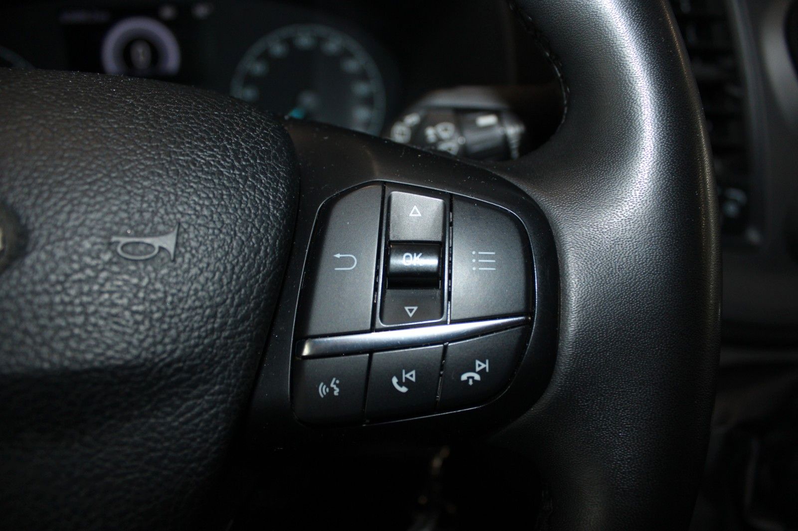 Fahrzeugabbildung Ford Transit Custom TREND 9-Sitzer Klima AHK NAVI uvm