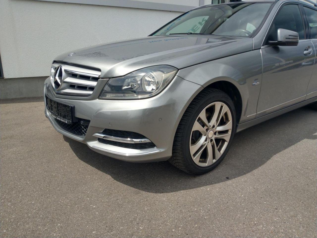 Mercedes-Benz C200 2011 — салон