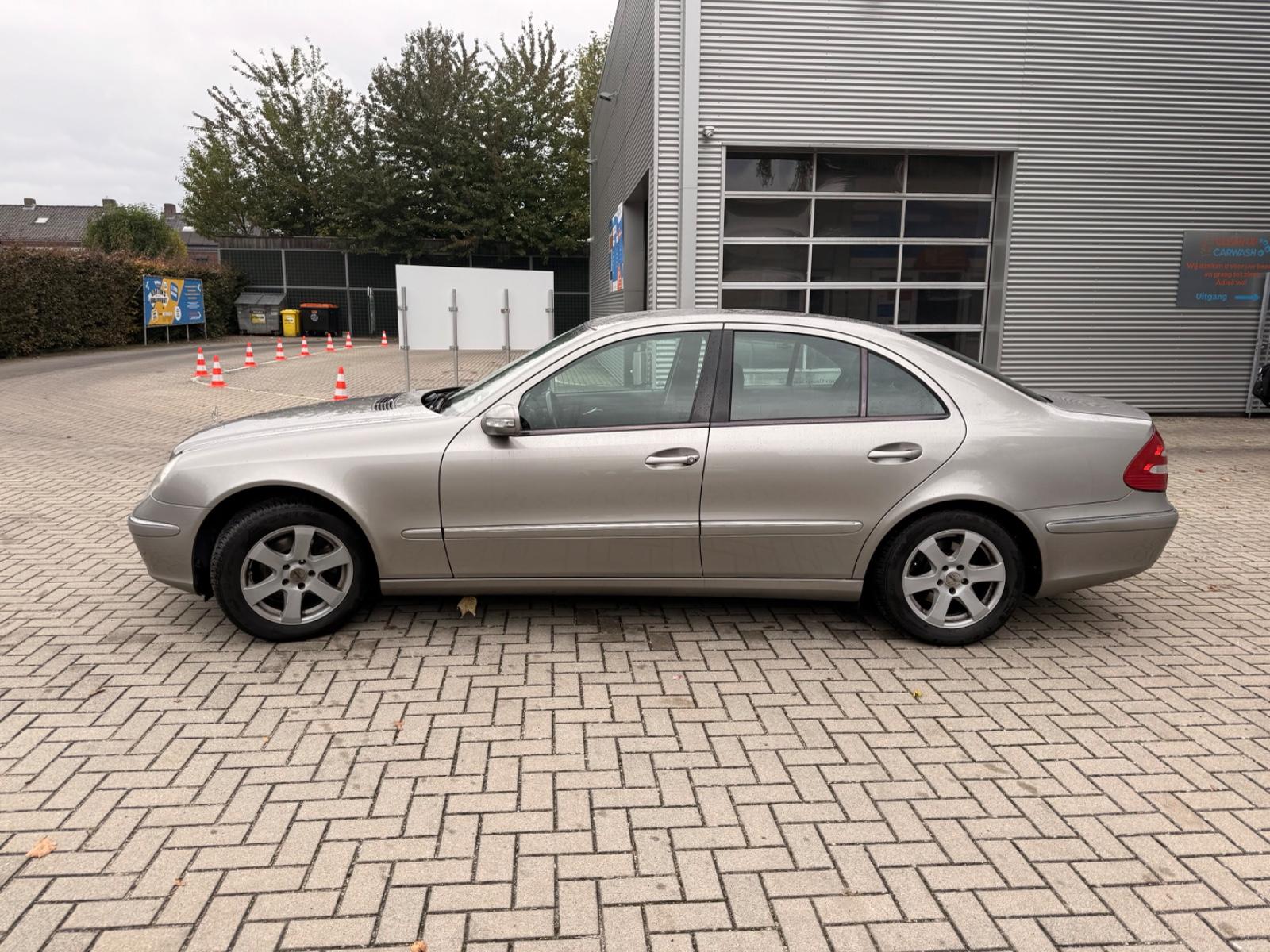 Mercedes-Benz E200 2005 — вигляд ззаду