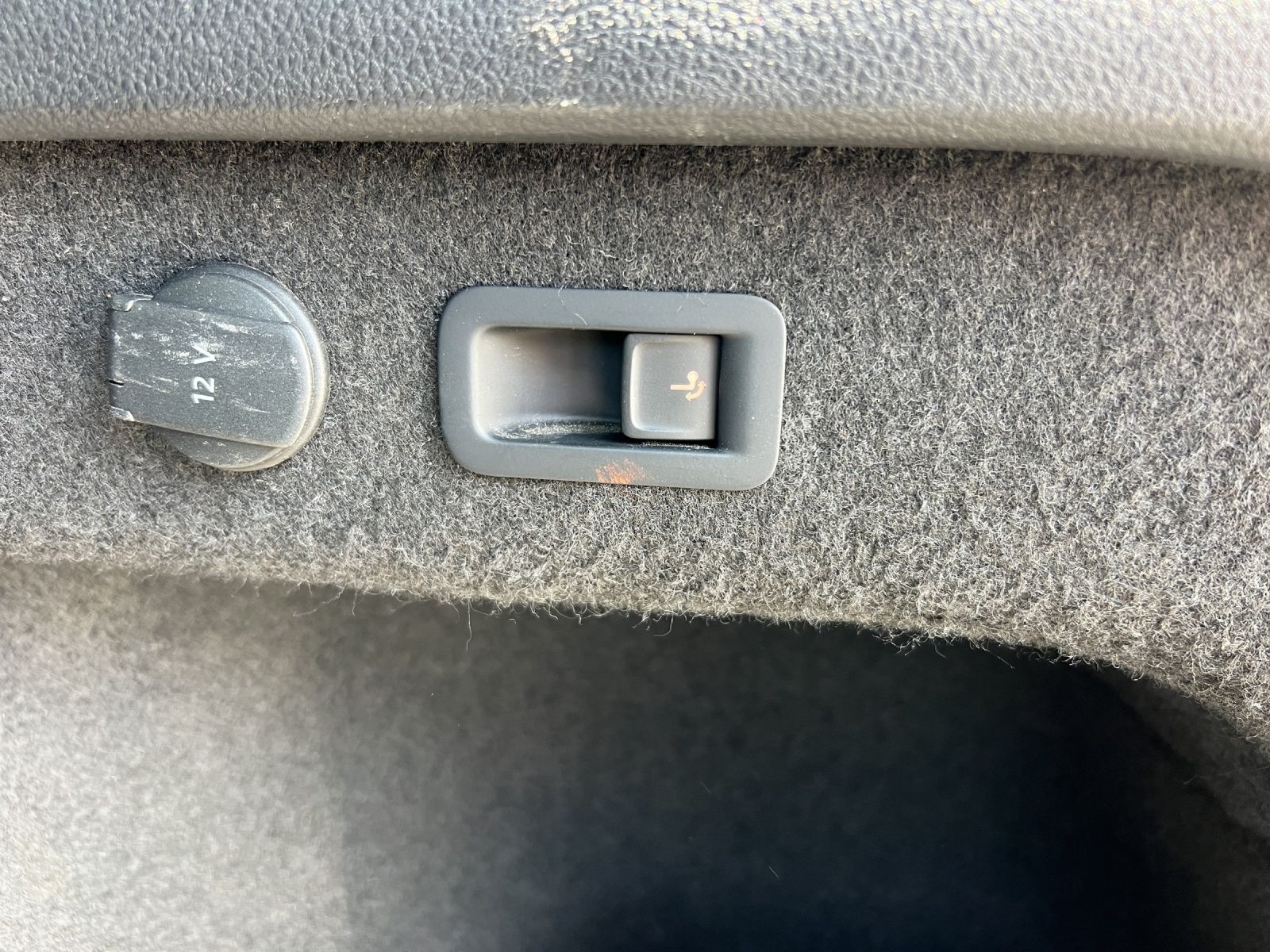 Fahrzeugabbildung Volkswagen Passat Variant Business TSI DSG LED ACC AHK PDC