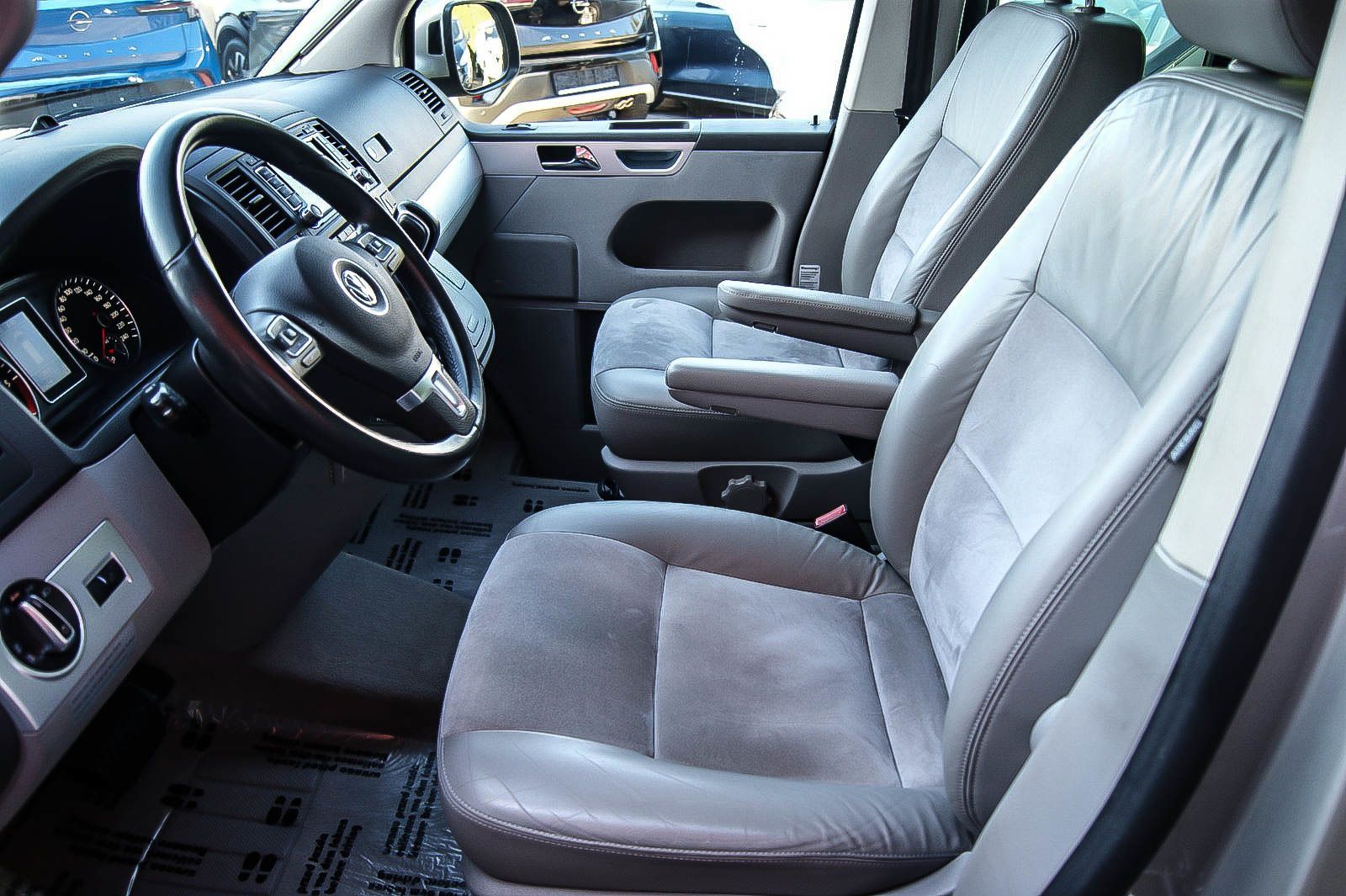 Fahrzeugabbildung Volkswagen T5 California EUROPE 4-Motion 20TDI AUFSTELLDACH