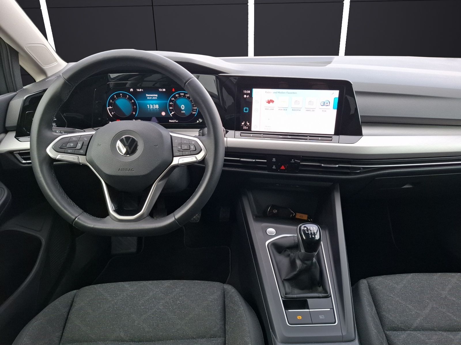 Fahrzeugabbildung Volkswagen Golf VIII TSI Life Matrix Navi AID ACC PDC SH LM