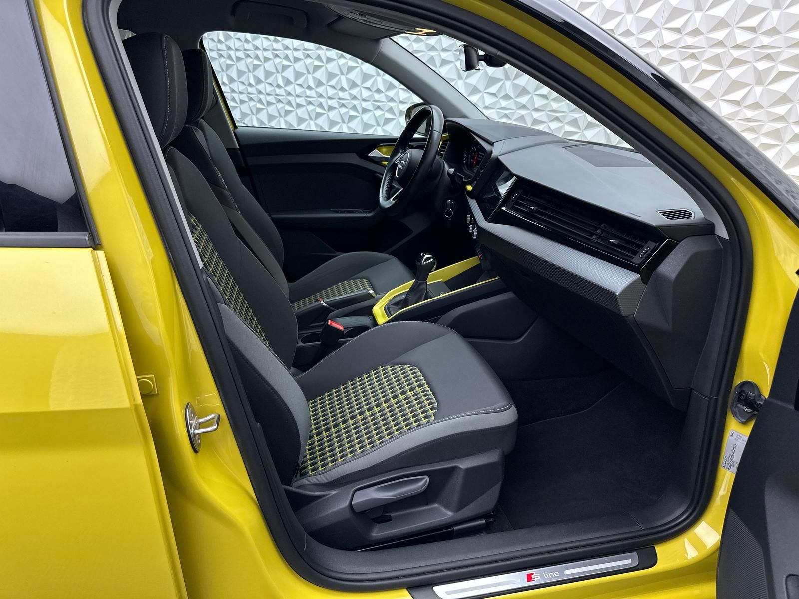 Fahrzeugabbildung Audi A1 30 TFSI S-LINE/EDITION-ONE/PDC/RCAM/VIRTUAL