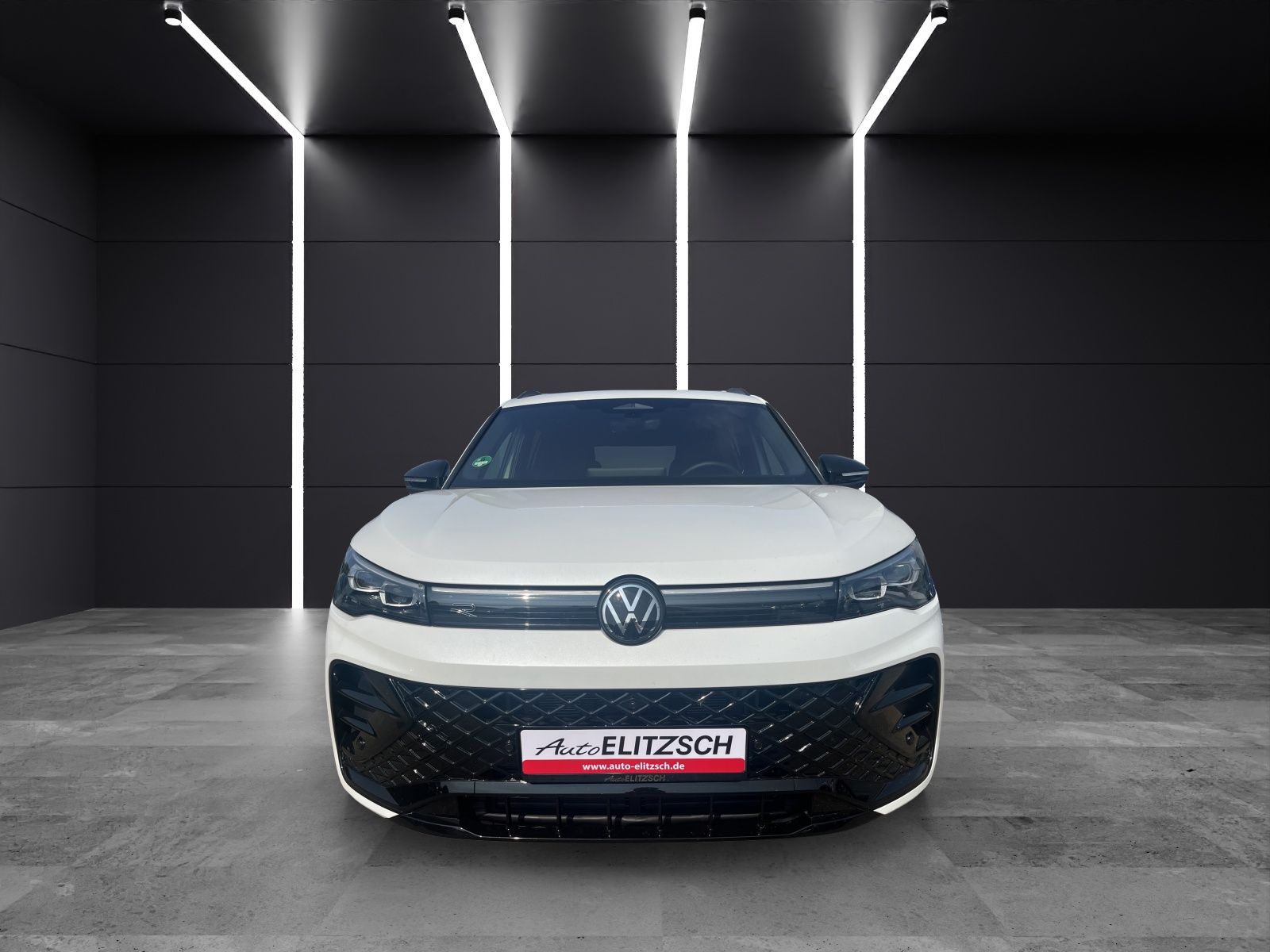 Fahrzeugabbildung Volkswagen Tiguan TDI R-Line 4M DSG MATRIX AHK PANO 20" NAV