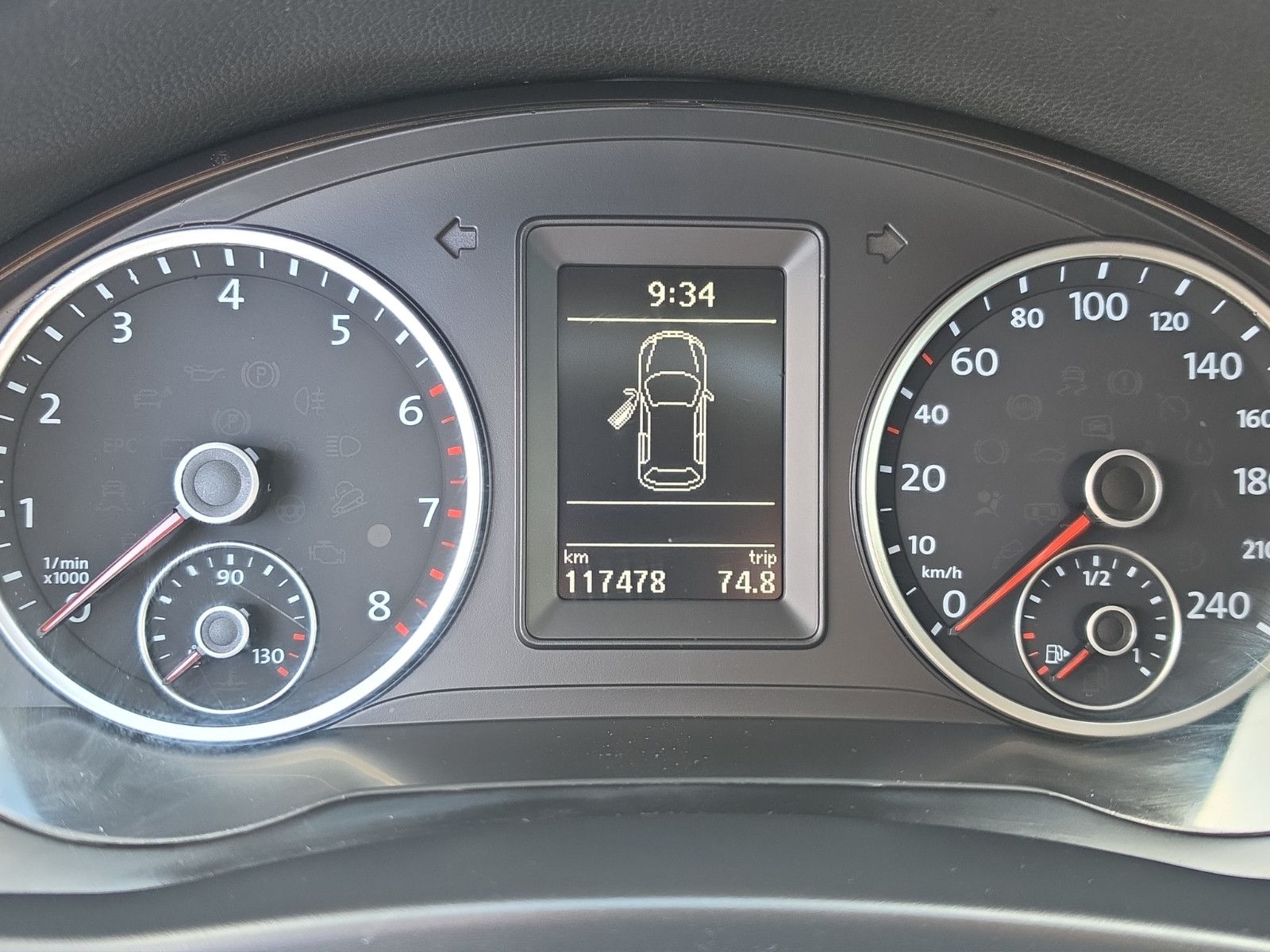 Fahrzeugabbildung Volkswagen Tiguan AHK TEMPOMAT PDC SHZ TÜV SERVICE NEU