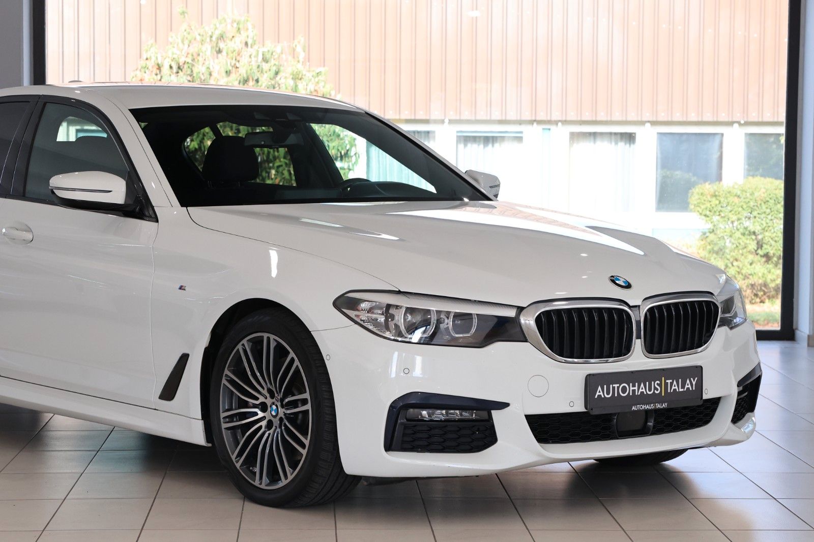 BMW 530 d Limousine M Sport DisplayKey*Navi*ACC*KAM imagem 2