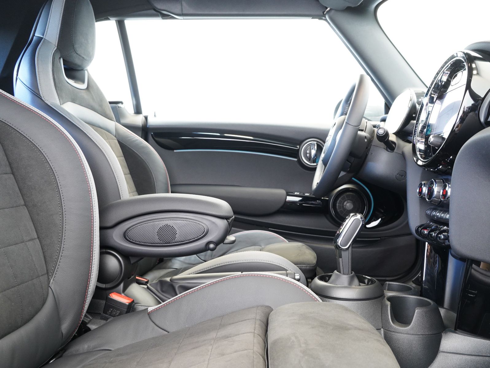 Fahrzeugabbildung MINI Cooper Cabrio John Cooper Works Trim MINI YOURS