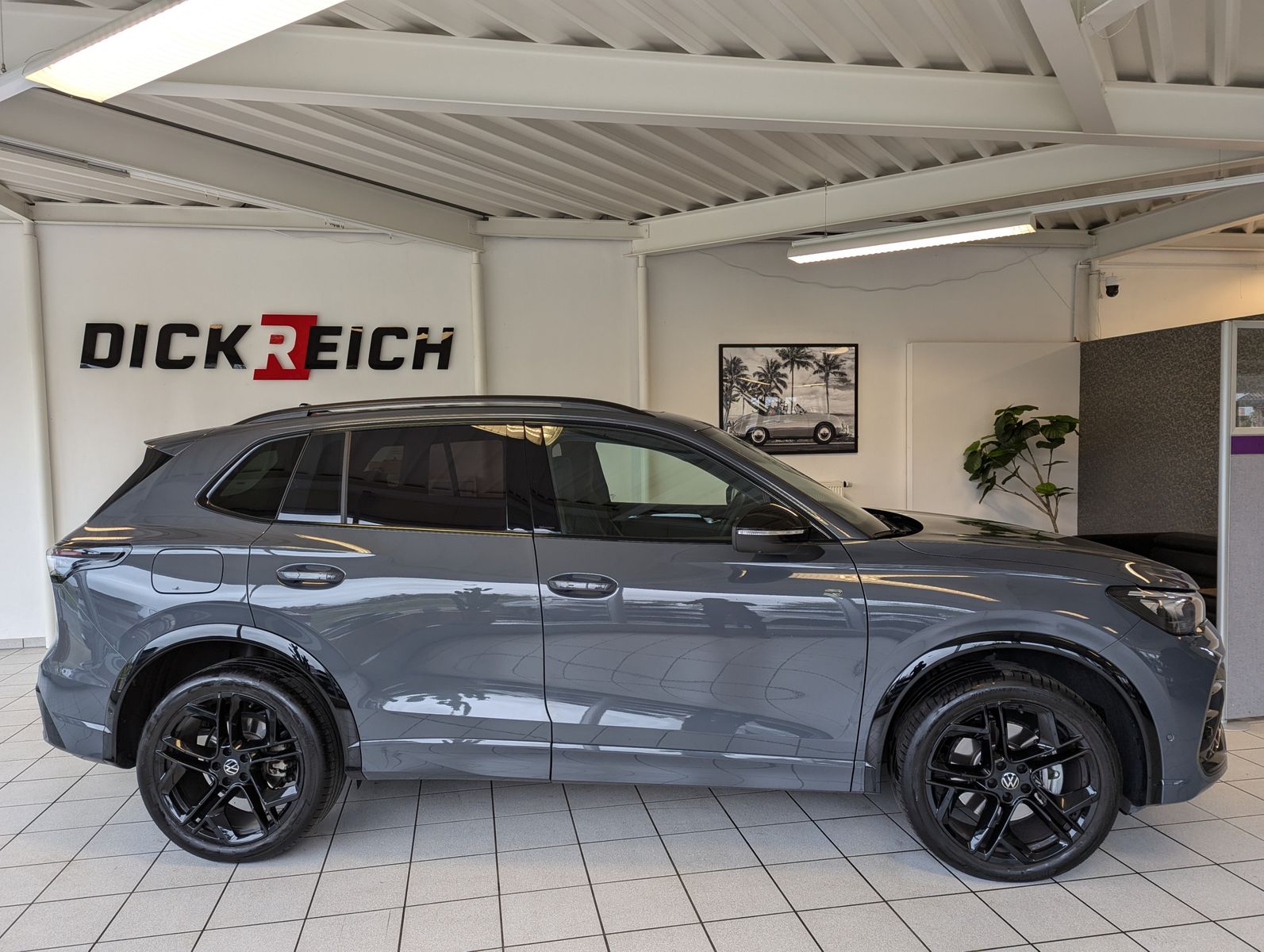 VW Tiguan 2.0TDI R-Line 4M Pano Black AHK Matrix 20 - Image 8