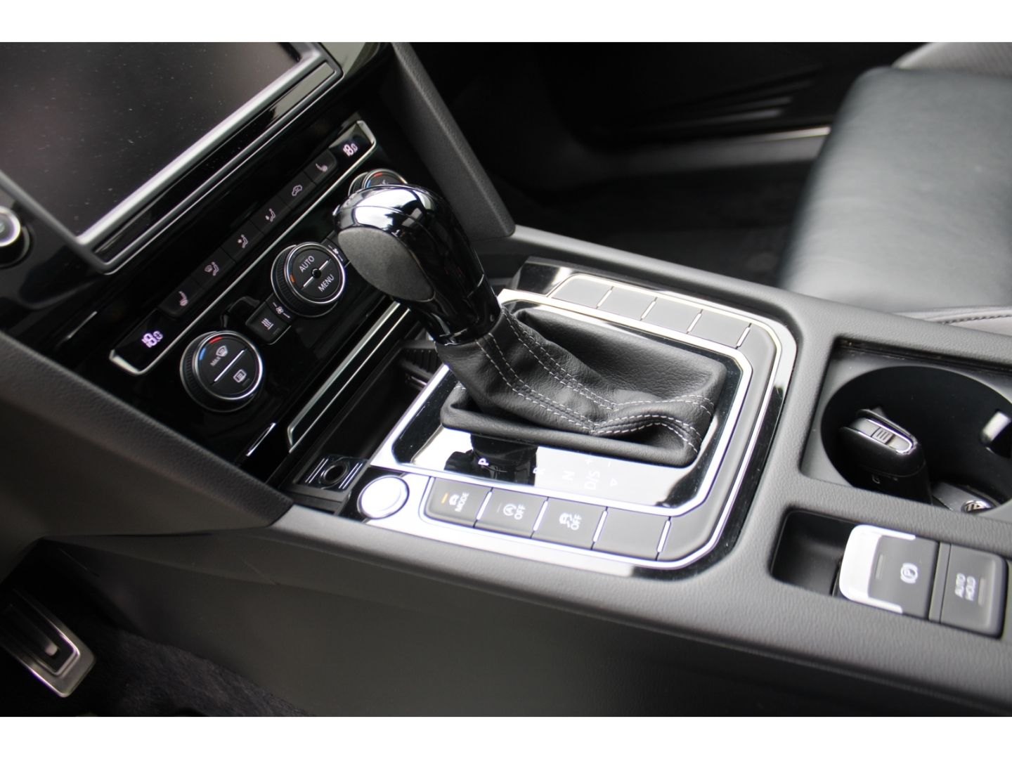 Fahrzeugabbildung Volkswagen Passat Variant Highline R-Line LED ACC StHZg Led