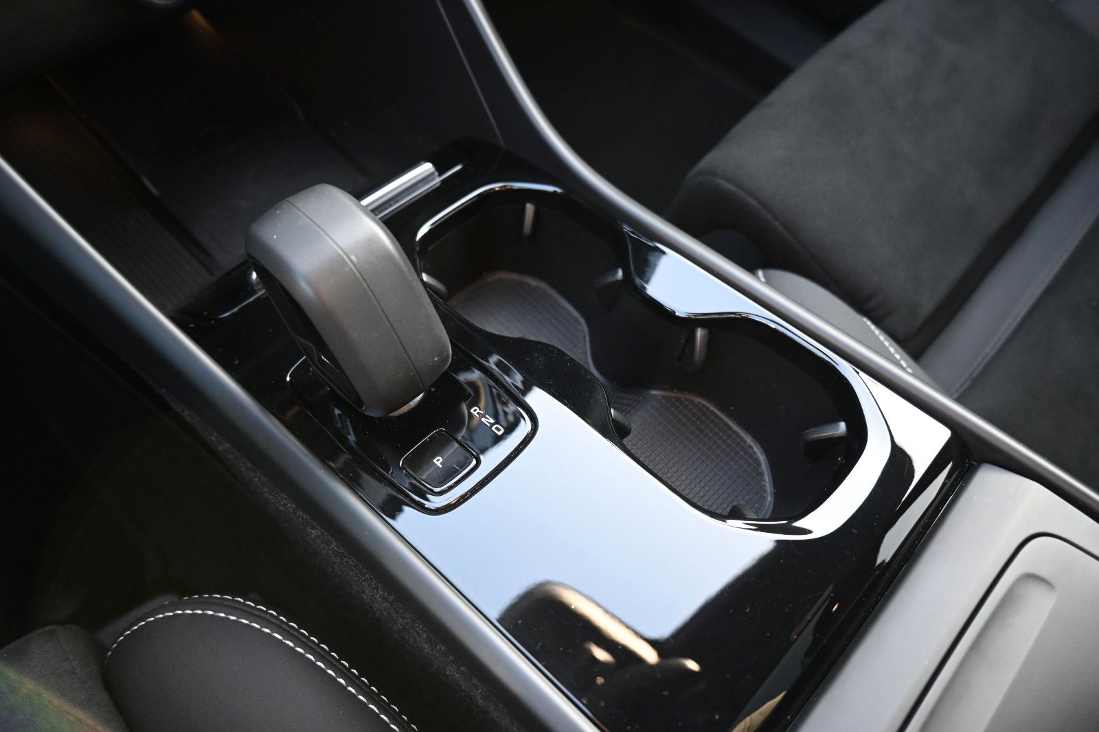 Fahrzeugabbildung Volvo C40 Recharge Pure Electric Plus *LED*STHZ*BLIS