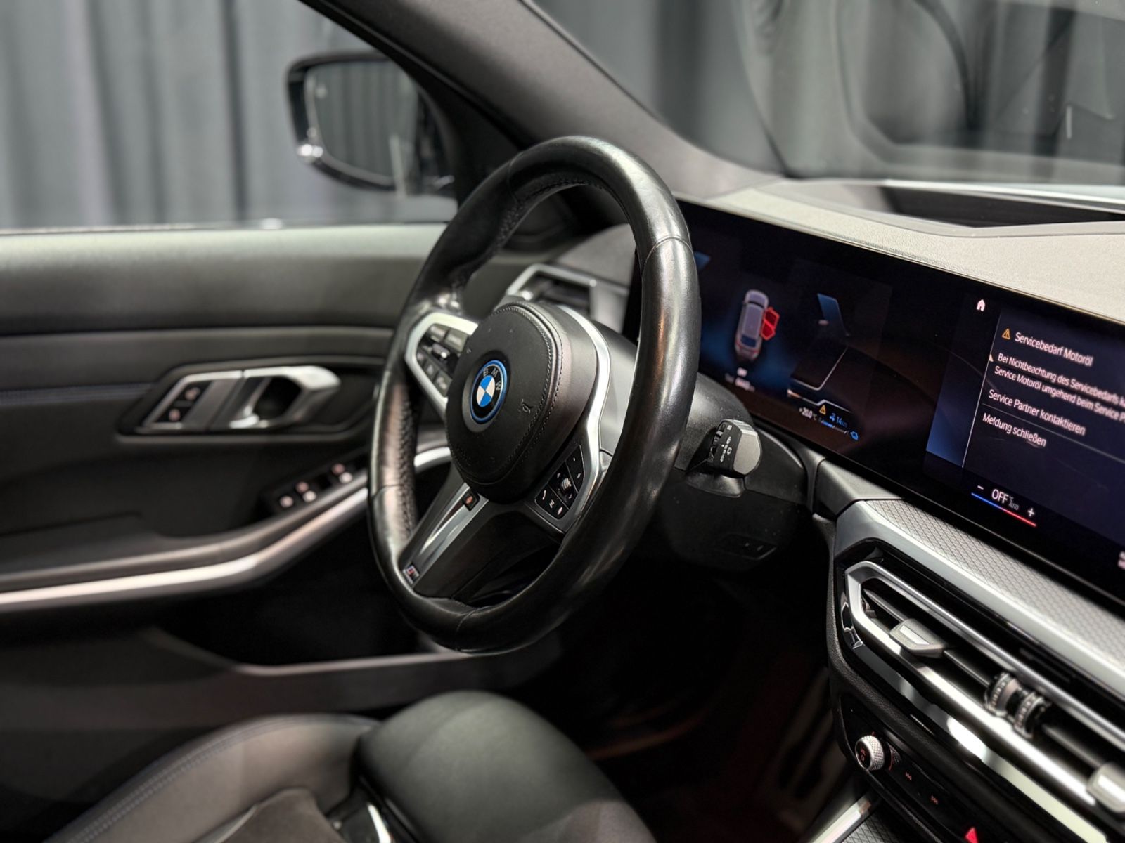 Fahrzeugabbildung BMW 330e Touring M Sport|HEAD-UP|NAVI|HIFI|WIDESCREE