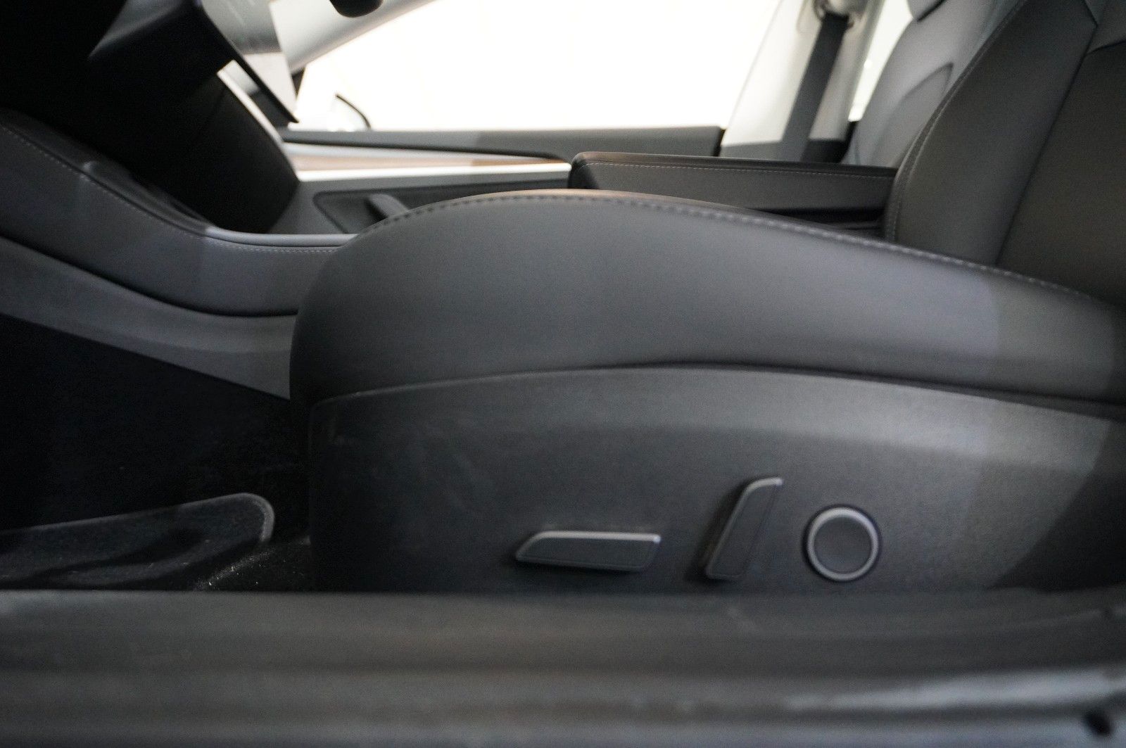 Fahrzeugabbildung Tesla Model 3 Standard Range NAVI/KAMERA/DAB/SHZ/AHK