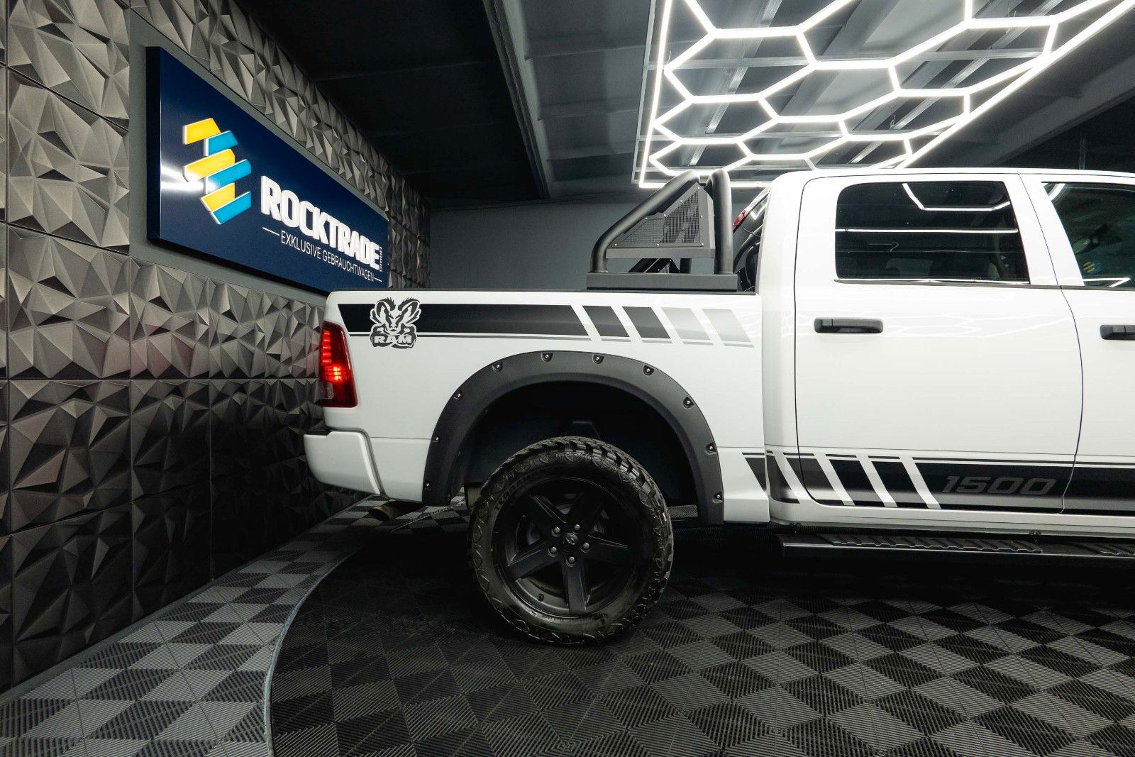 Fahrzeugabbildung Dodge RAM 5.7 V8 HEMI 4x4 OFFROAD Night-Paket *LED*19%