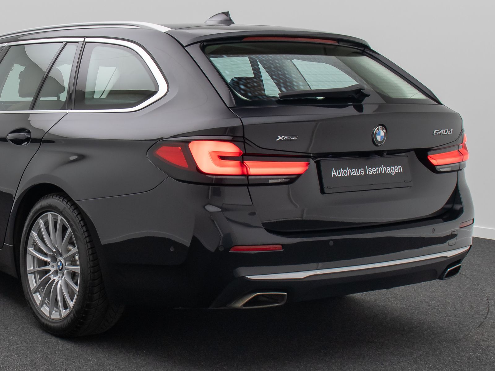 Fahrzeugabbildung BMW 540d xD Luxury Line Panorama HUD HIFi DAB DisKey