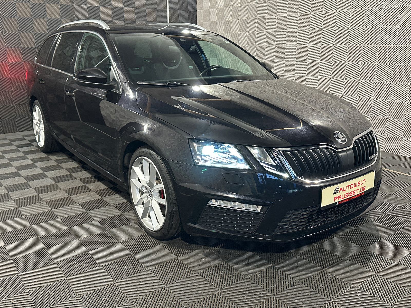 Gebrauchtwagen Skoda Octavia Octavia Combi*RS*LED-AHK-ACC-R.KAM-KESSY-SHZ-18" in Horb am Neckar