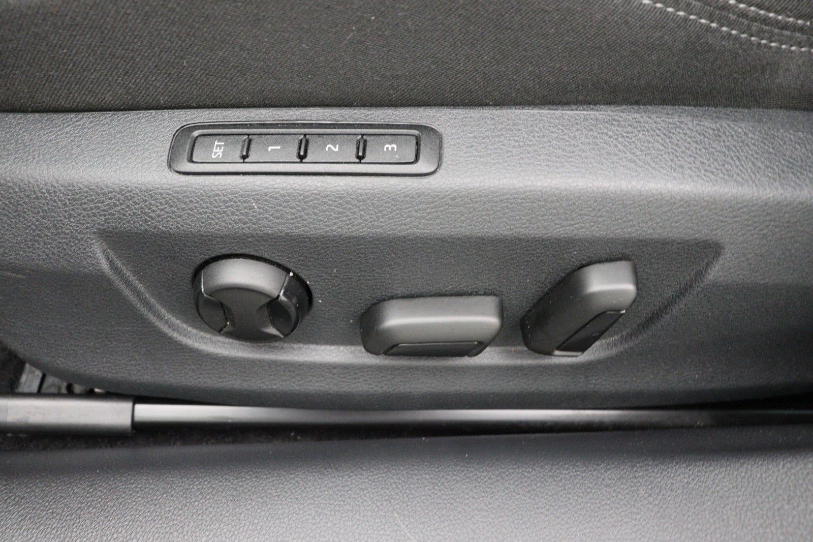 Fahrzeugabbildung SKODA Superb Combi ACC NaviXenon DSG  PDC SHZ v+h
