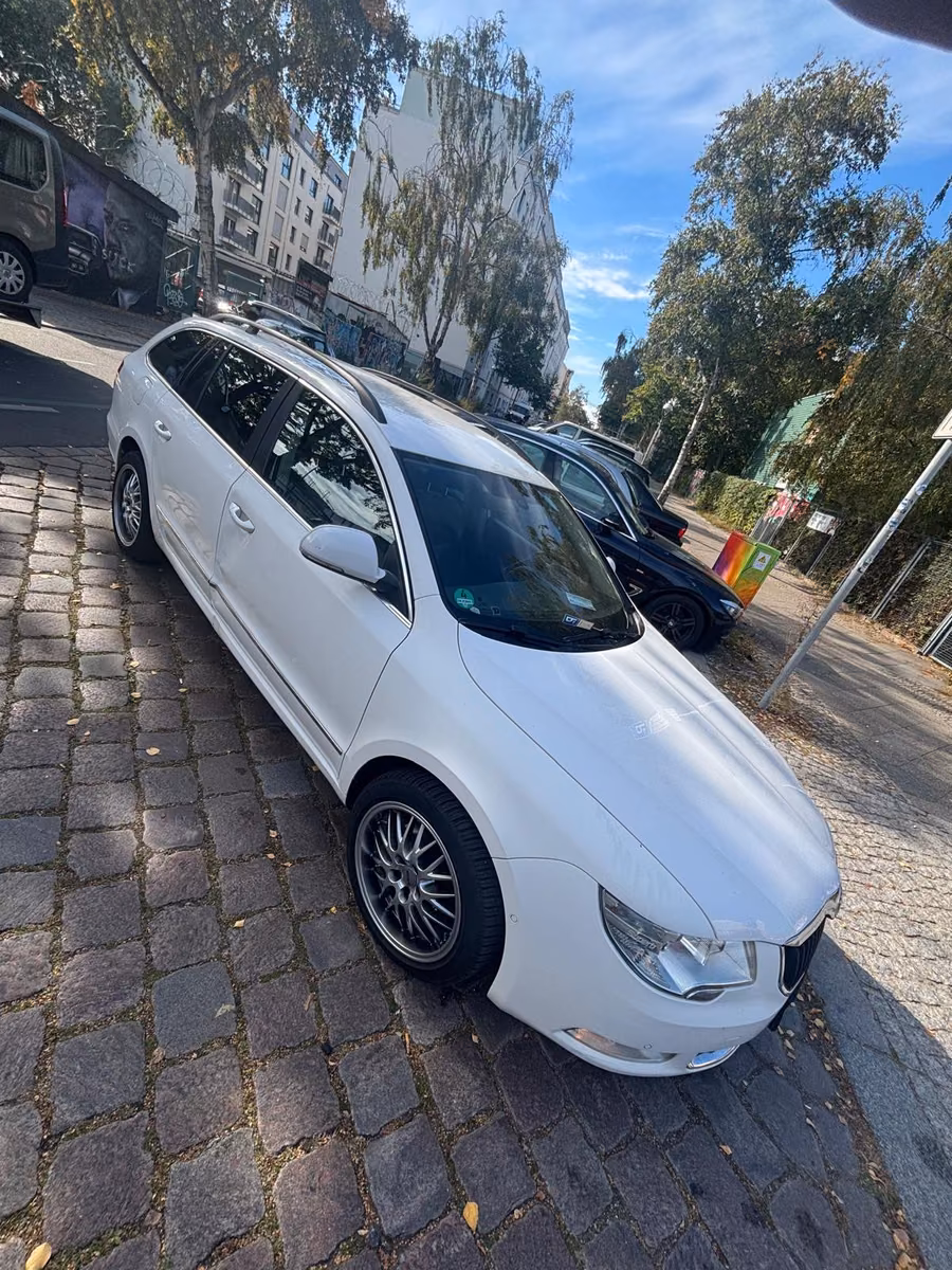 Skoda Superb 2011 — rear view
