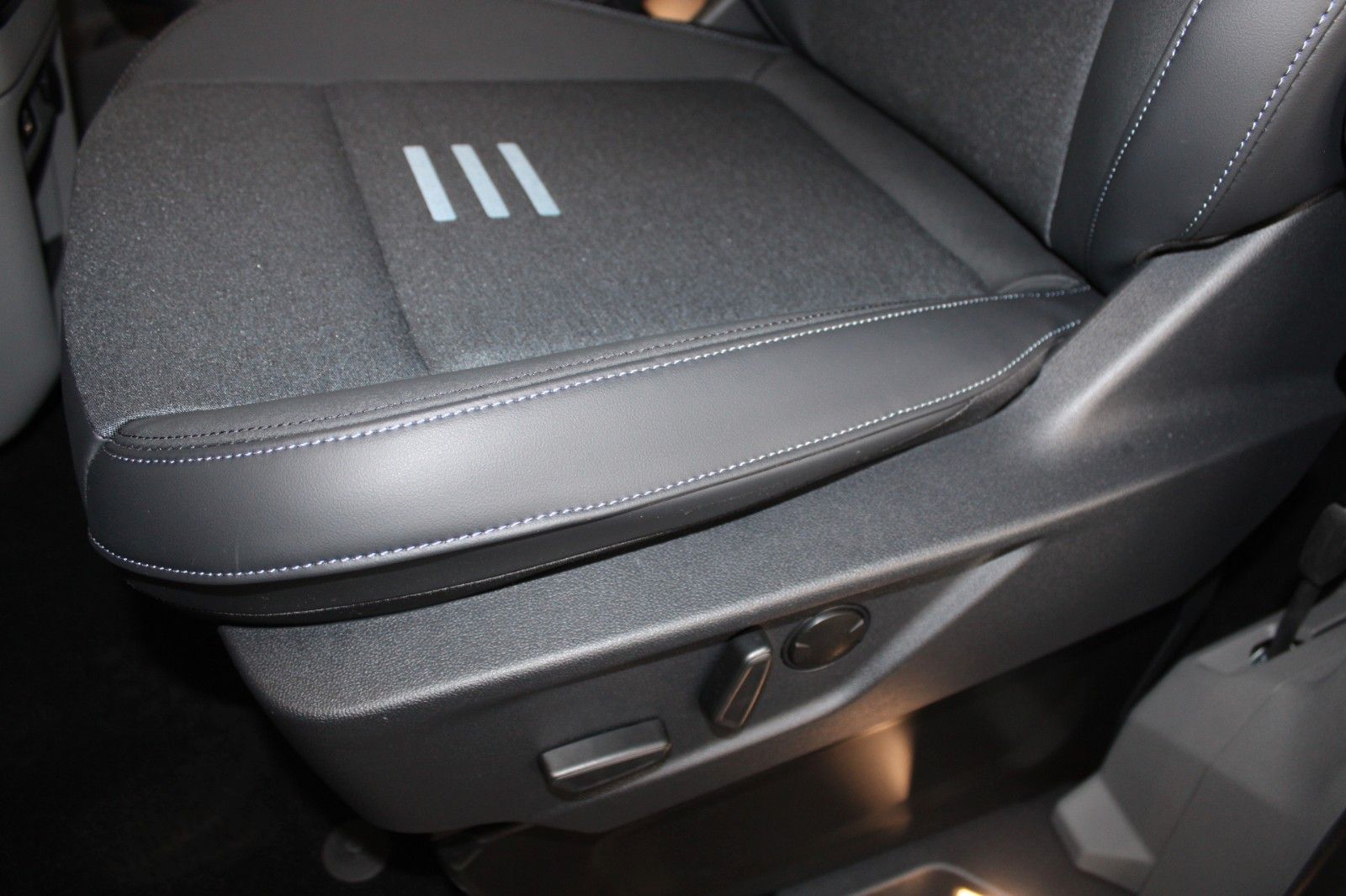 Fahrzeugabbildung Ford Tourneo Custom L1 Active AWD Automatik AHK STDHZ