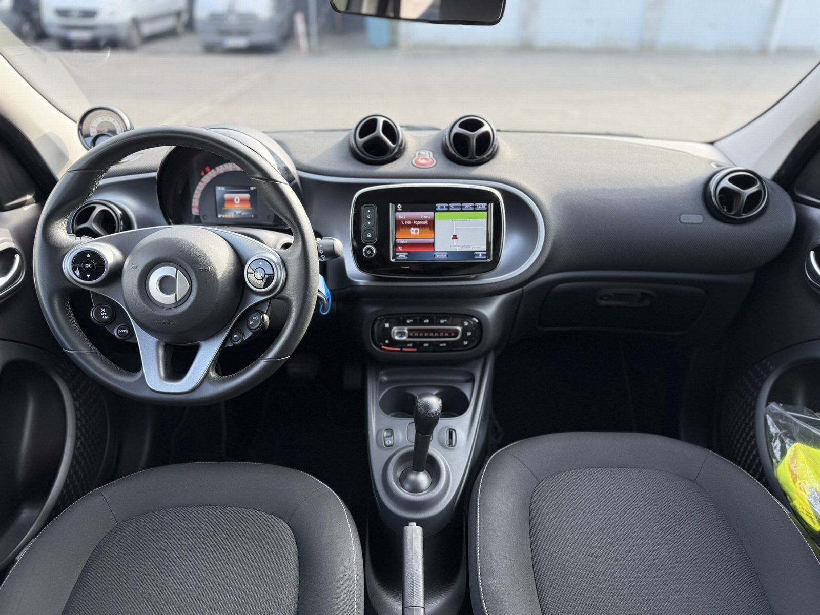 Fahrzeugabbildung Smart forfour*AUTOMATIK*NAVI*PDC*SITZHEIZUNG*