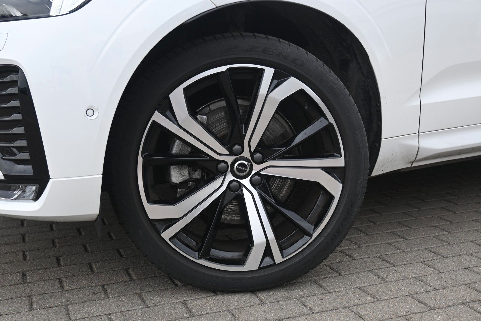 Fahrzeugabbildung Volvo XC60 B4 Benzin FWD Plus Dark*STHZG*360°*ACC*AHK