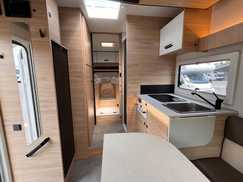 Challenger 317 Ultimate Solar Markise mit Hubbett – Foto 11 von 27