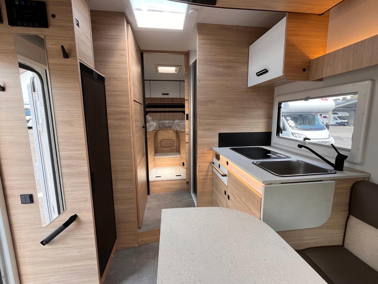 Challenger 317 Ultimate Solar Markise mit Hubbett – Foto 11 von 27