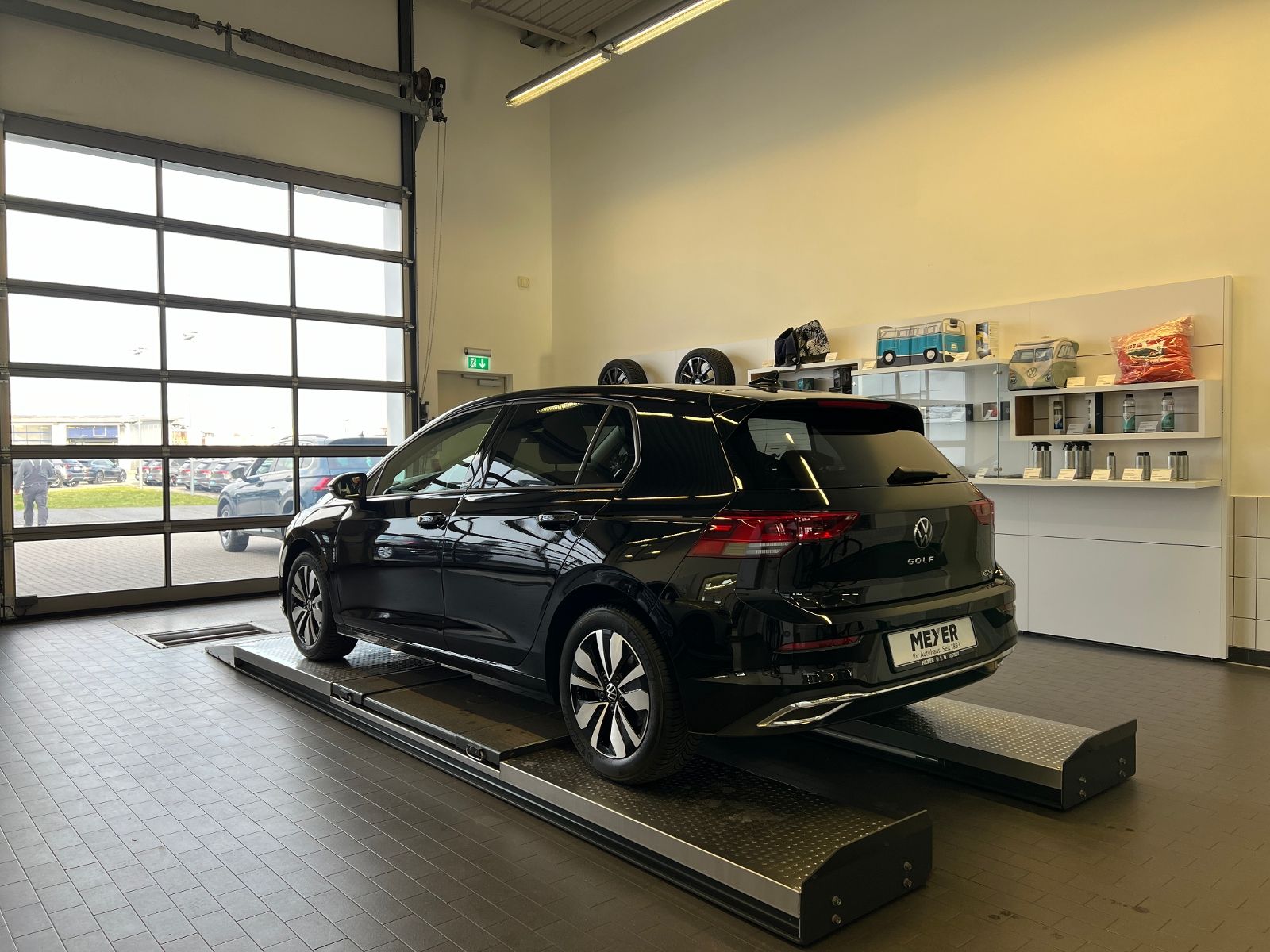 Fahrzeugabbildung Volkswagen Golf VIII MOVE 1.5 eTSI DSG *AHK, LED,Navi, 16'-