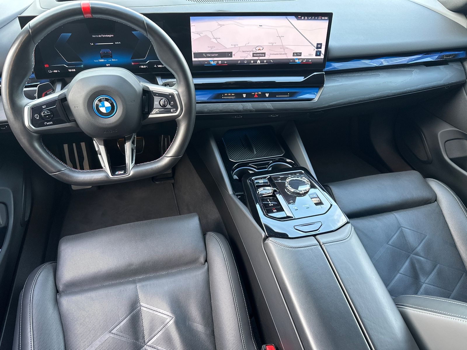 Fahrzeugabbildung BMW i5 M60 xDrive NAV+LED+PANO+AHK+21ZO+360°+DAP+B&W
