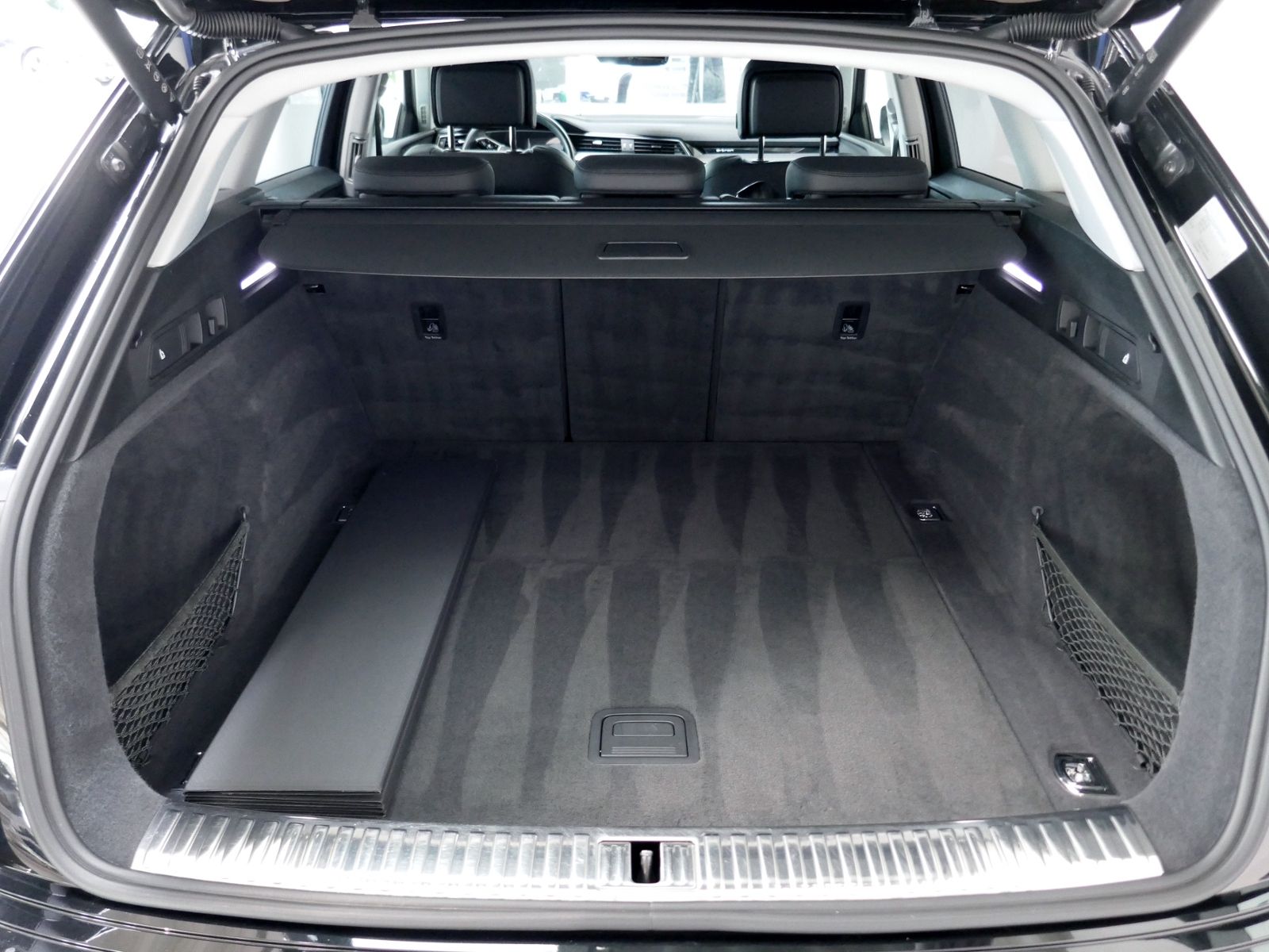 Fahrzeugabbildung Audi e-tron advanced 55 quattro 300kW | LED RFK CCS