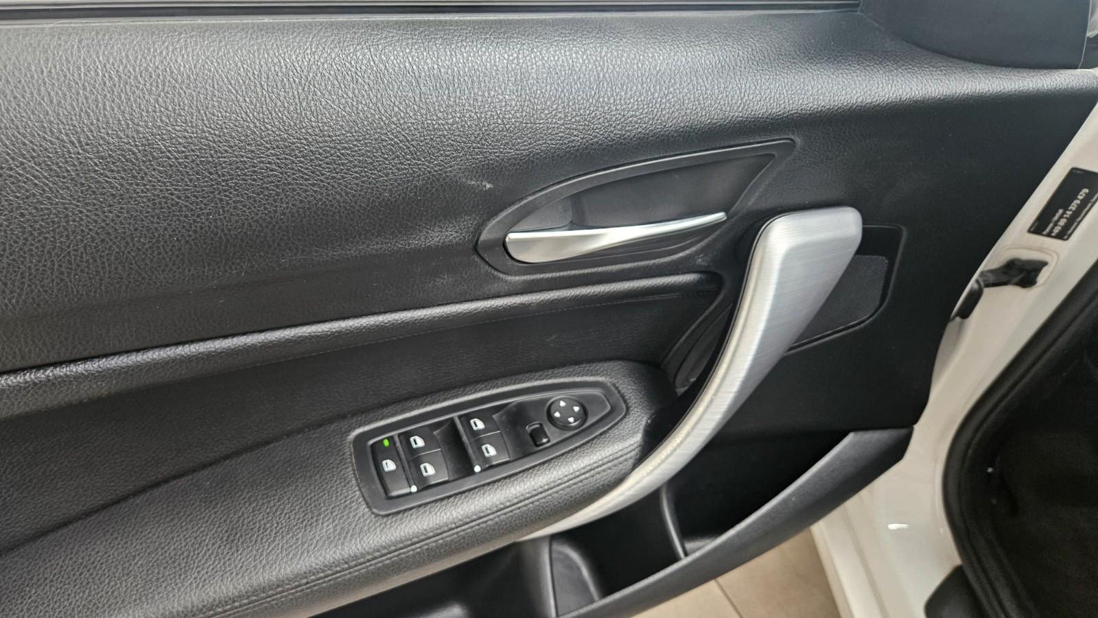 BMW 120i Vollleder Navi Tempomat Sitzheizung PDC LED