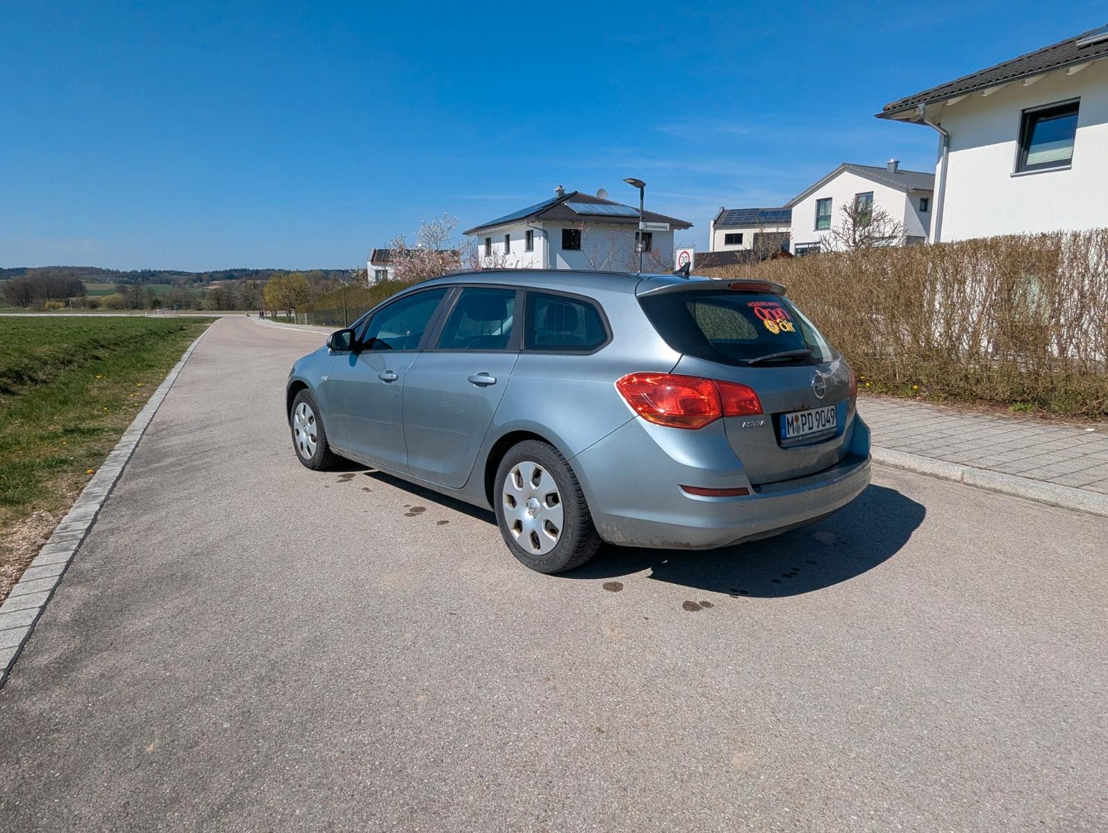 Opel Astra 2012 — photo 7