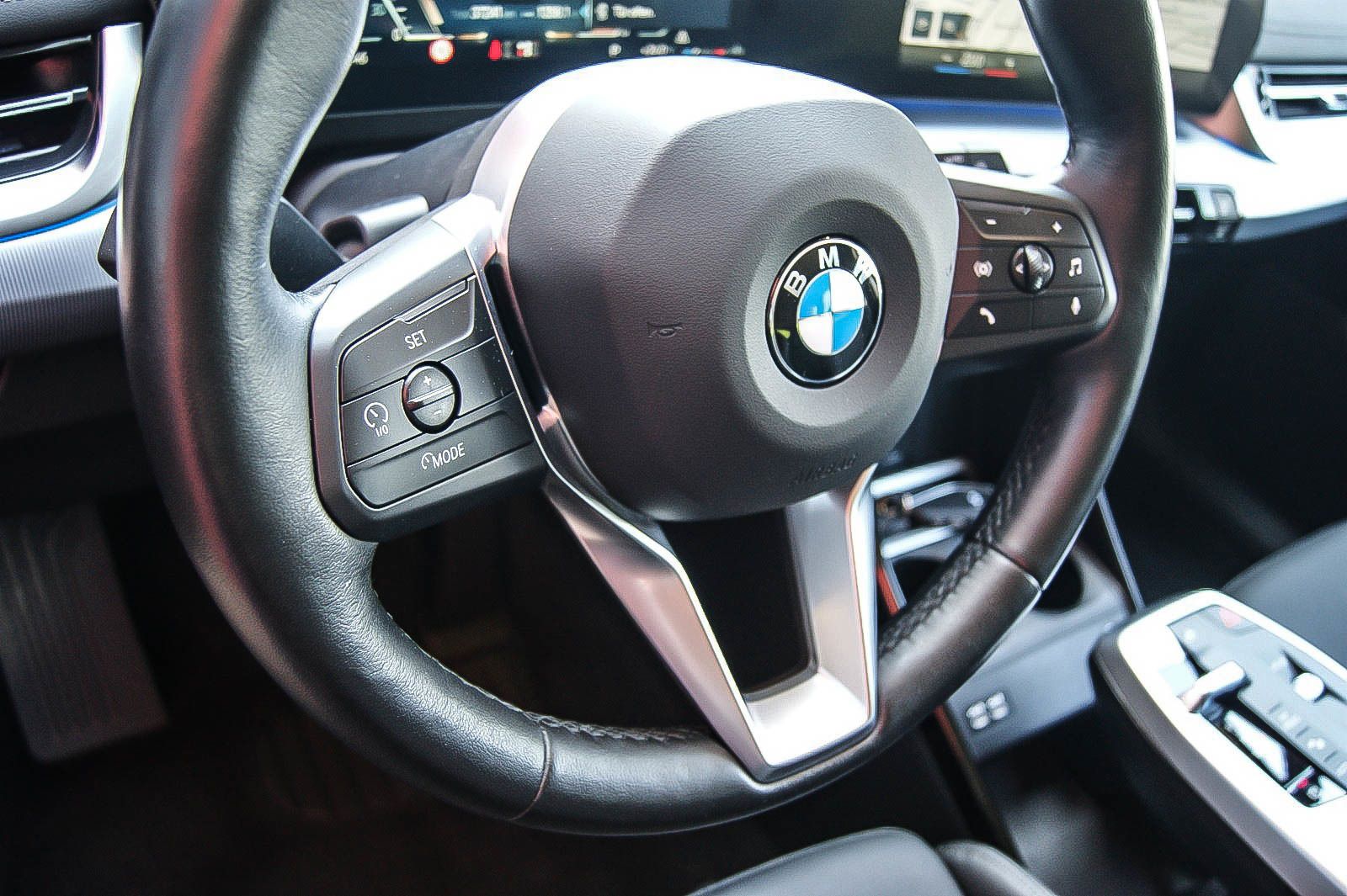 Fahrzeugabbildung BMW 223 Active Tourer i xDrive LEDER HEAD-UP SPORT 4