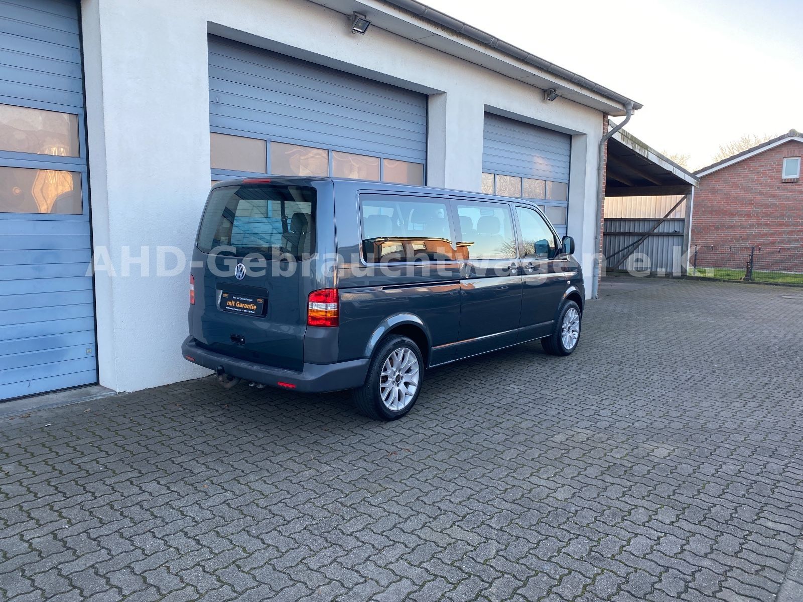 Fahrzeugabbildung Volkswagen T5 Langer Radstand 1.9 TDI 9-Sitzer Klima AHK