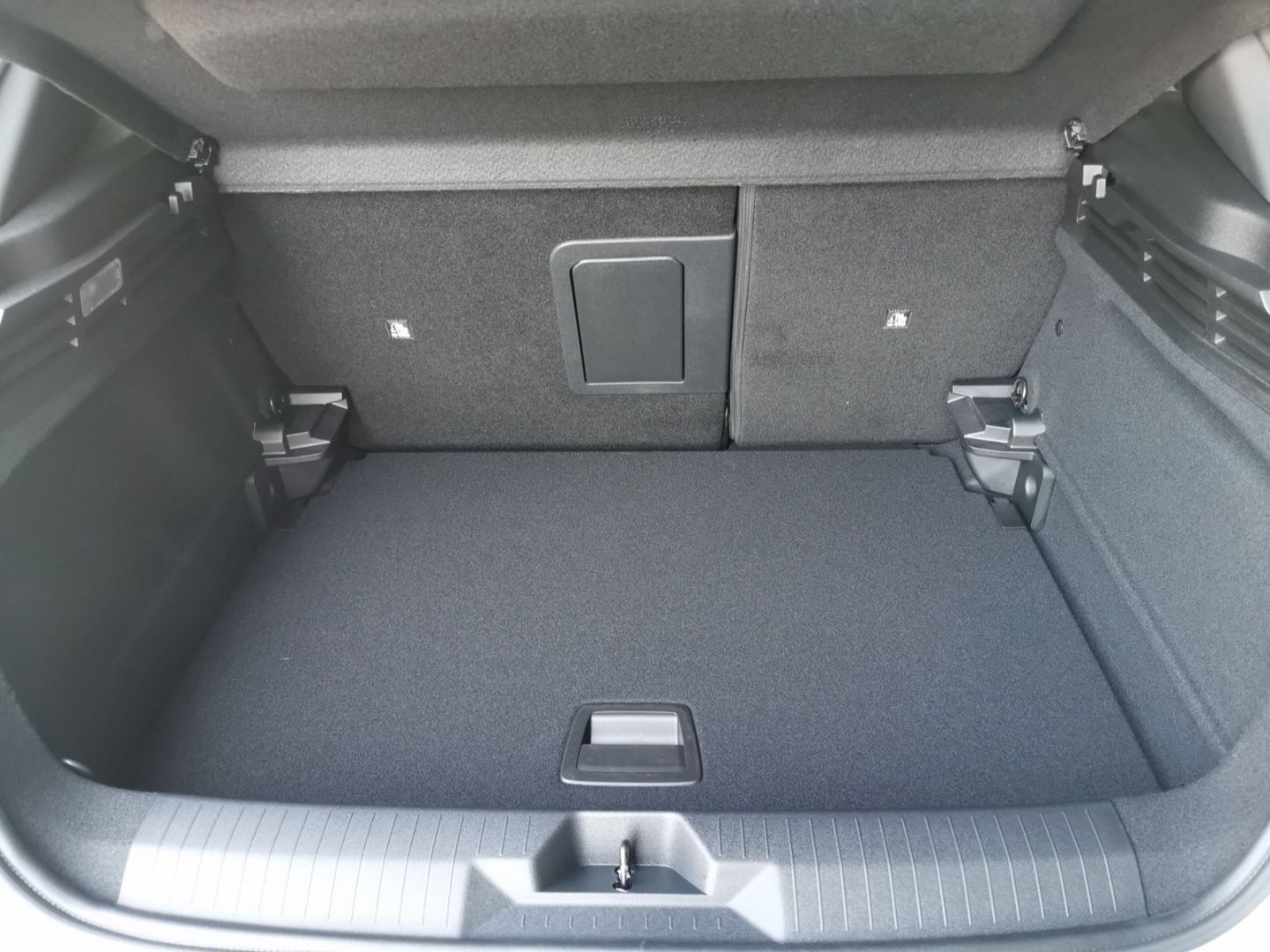 Fahrzeugabbildung Opel Astra GS Line HUD Panorama Navi digitales Cockpi