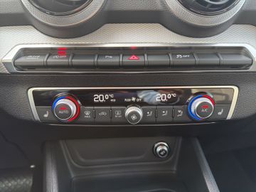 Audi Q2 35 TFSI S-LIne KAMERALEDTEMPOMAT