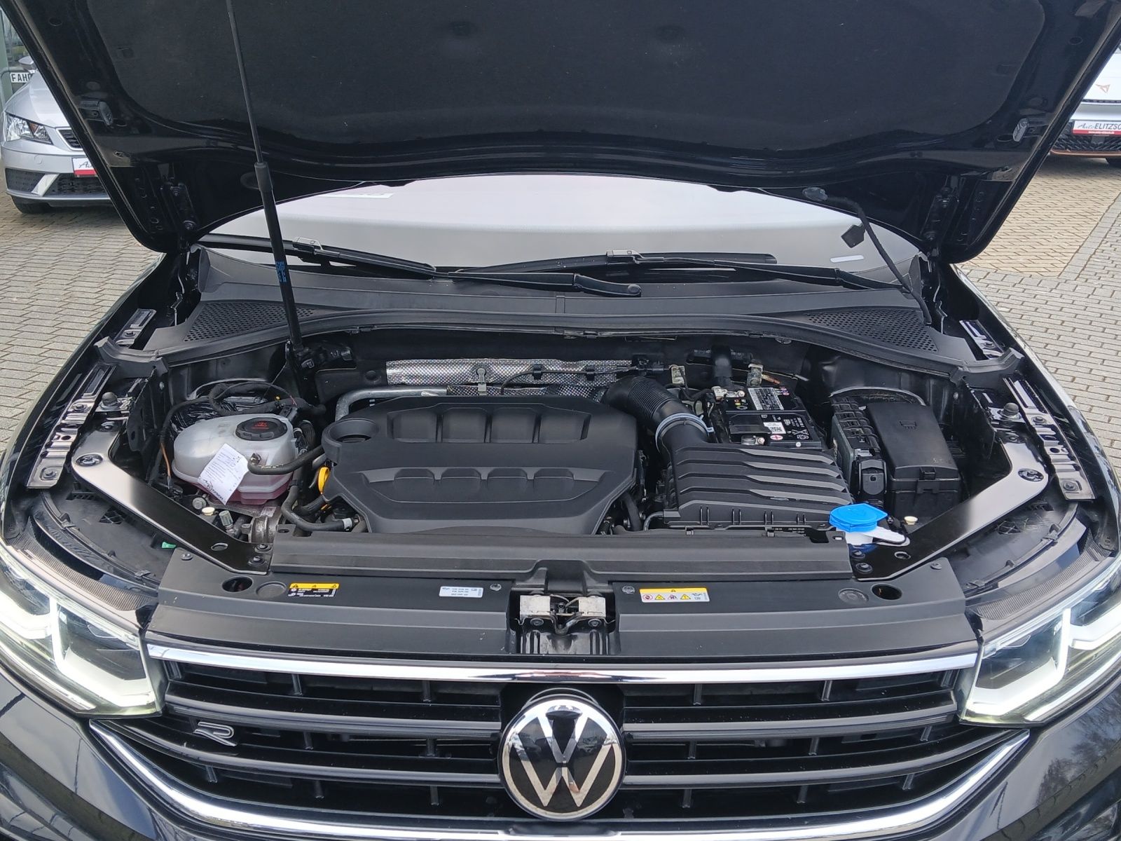 Fahrzeugabbildung Volkswagen Tiguan Allspace TSI R-Line DSG 4M Matrix AHK Nav